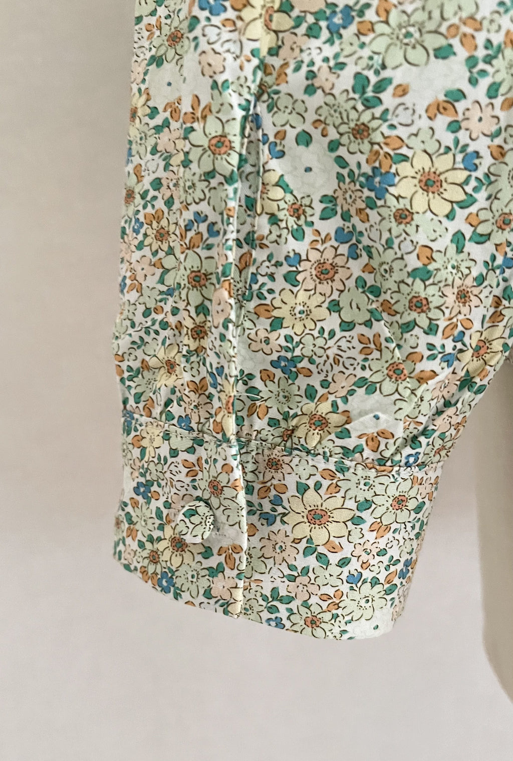 Détail manches motif fleuri vert d'eau blouse Céline Season