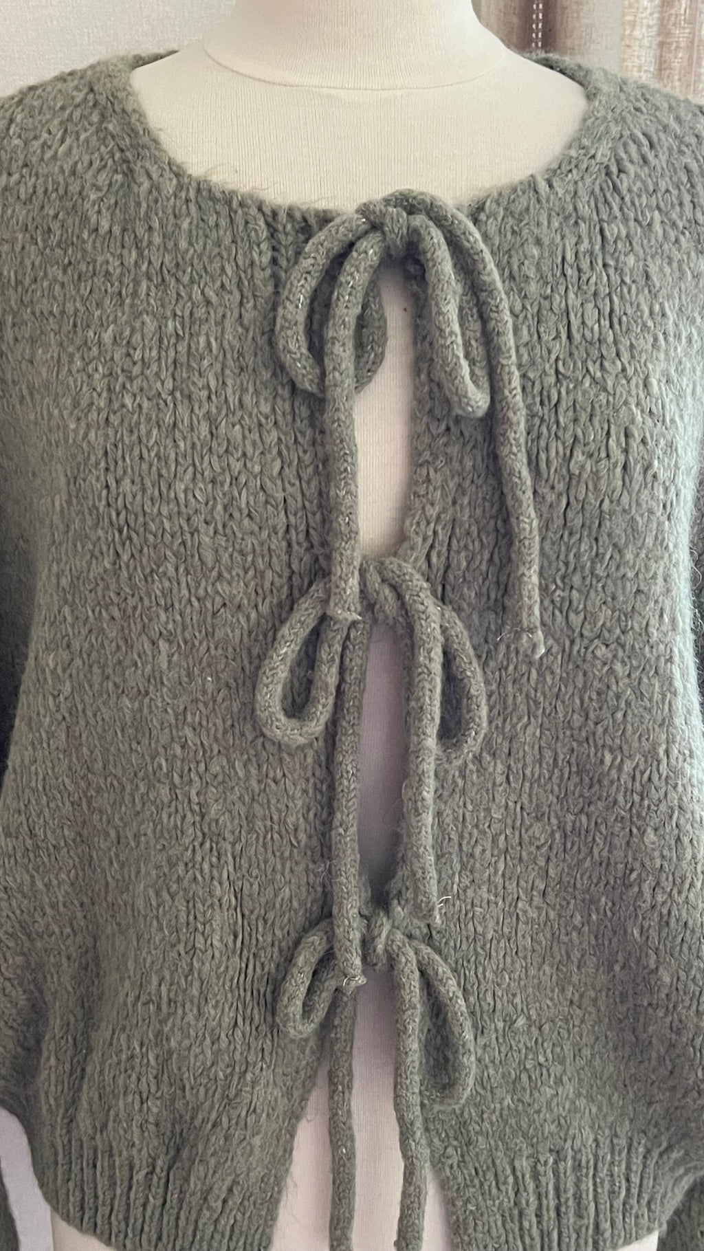 Gilet femme vert kaki maille texturée - détail fermeture nouée et encolure arrondie
