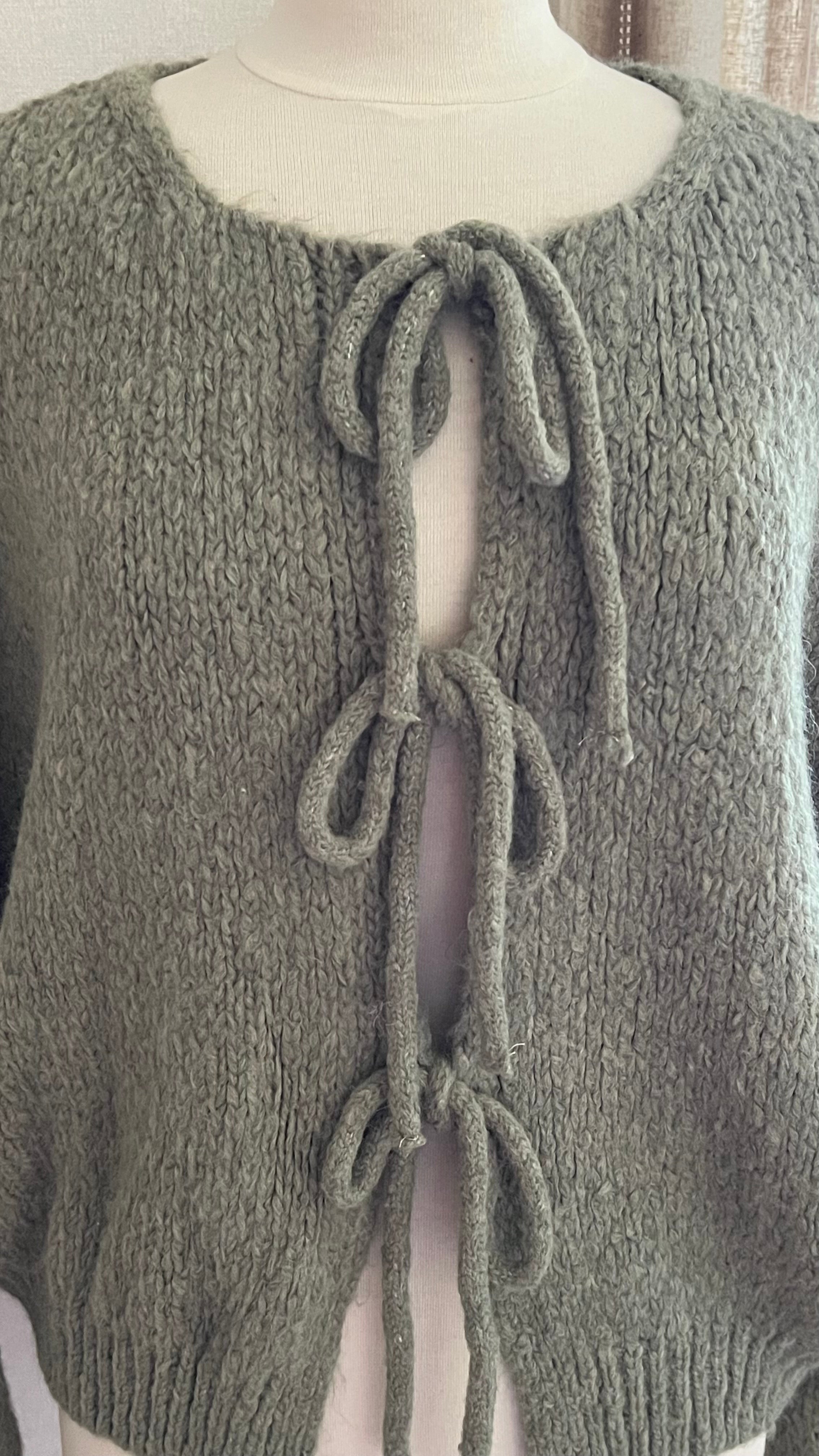 Gilet femme vert kaki maille texturée - détail fermeture nouée et encolure arrondie