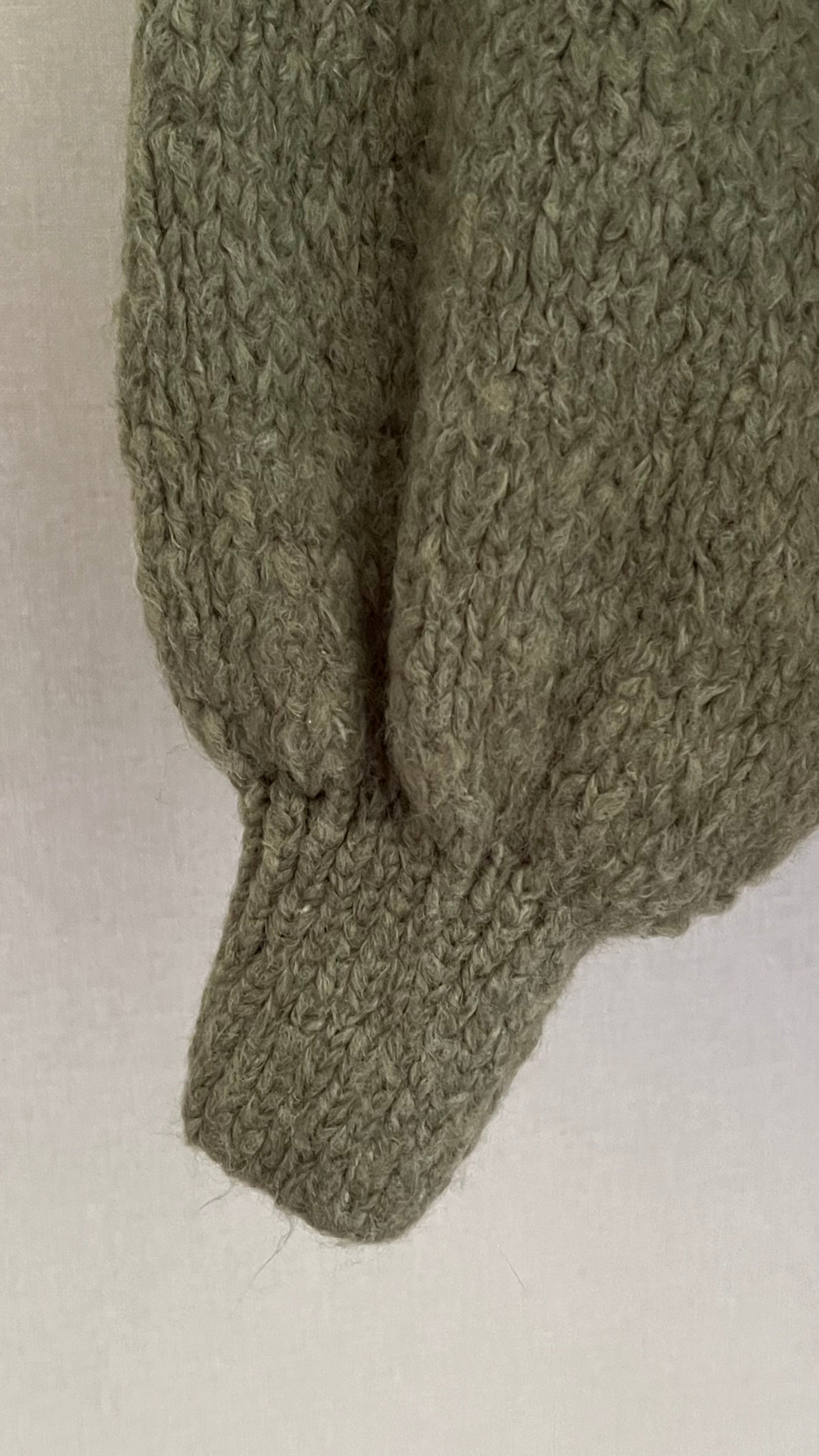 Gilet femme vert kaki coupe ample - détail manches bouffantes et finitions côtelées