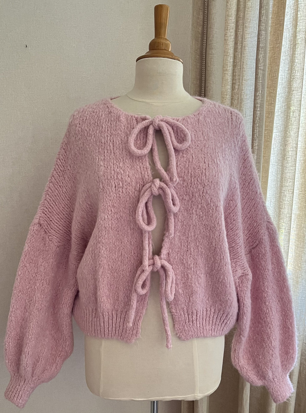 Gilet Roméo rose clair maille épaisse noué femme - vue de face - Coka Collection