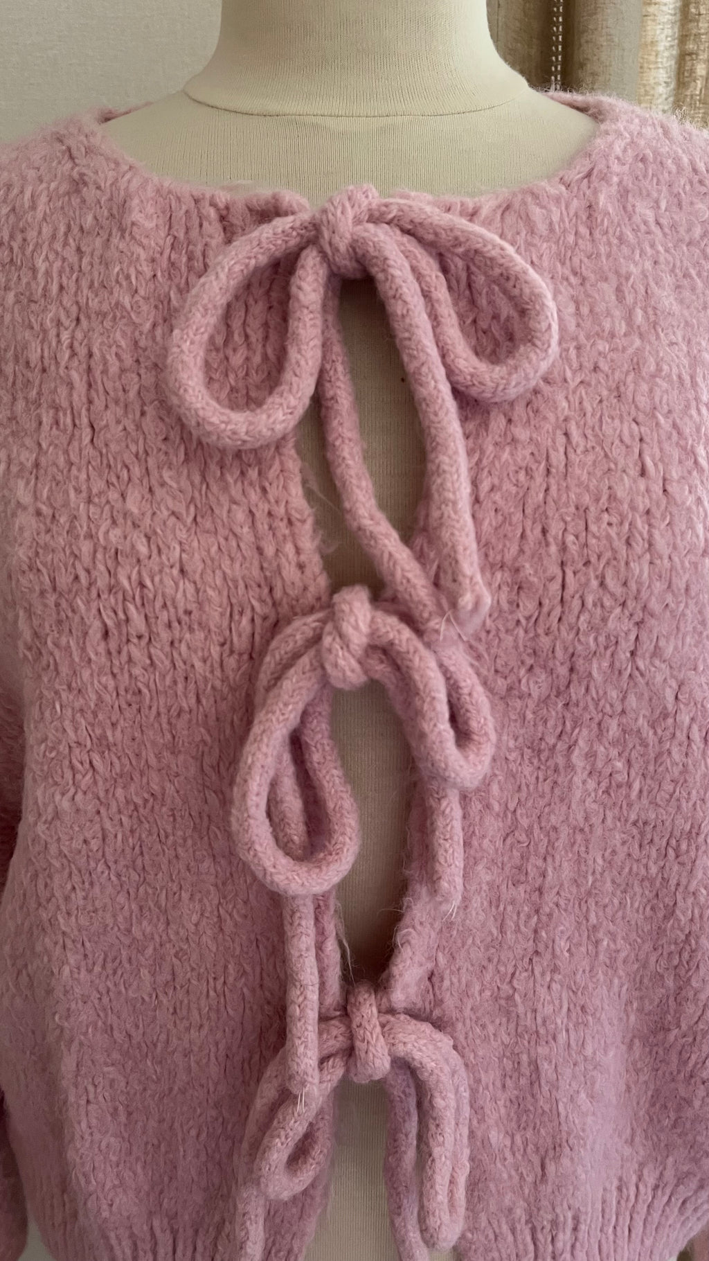 Gilet femme rose clair maille texturée - détail fermeture nouée et encolure arrondie
