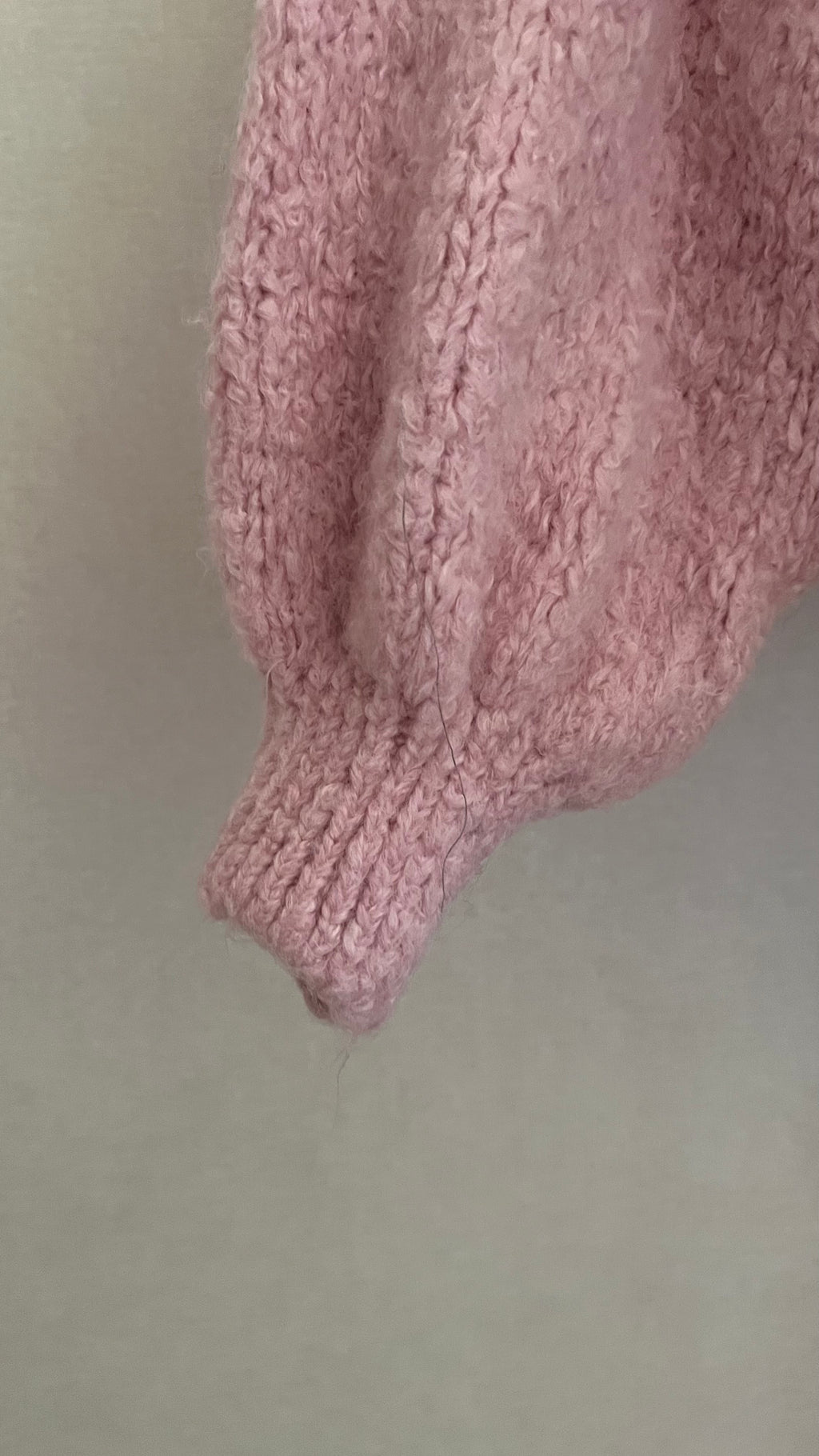 Gilet femme rose clair coupe ample - détail manches bouffantes et finitions côtelées