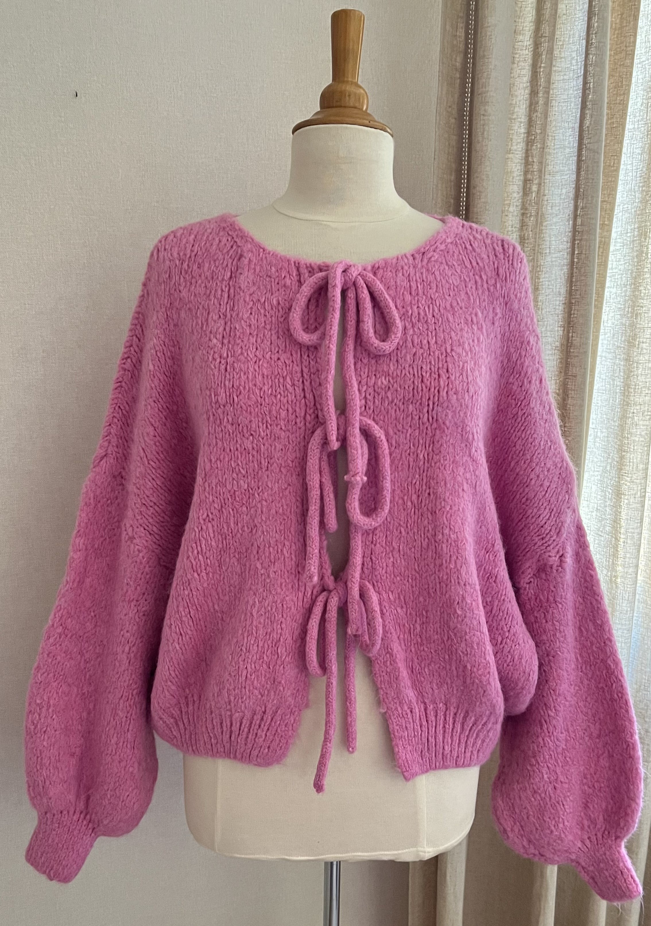 Gilet Roméo rose fuchsia maille épaisse noué femme - vue de face - Coka Collection