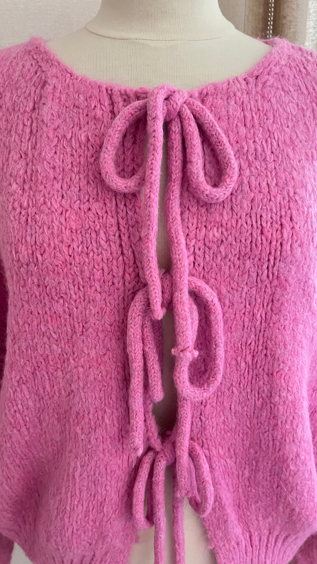 Gilet femme rose fuchsia maille texturée - détail fermeture nouée et encolure arrondie