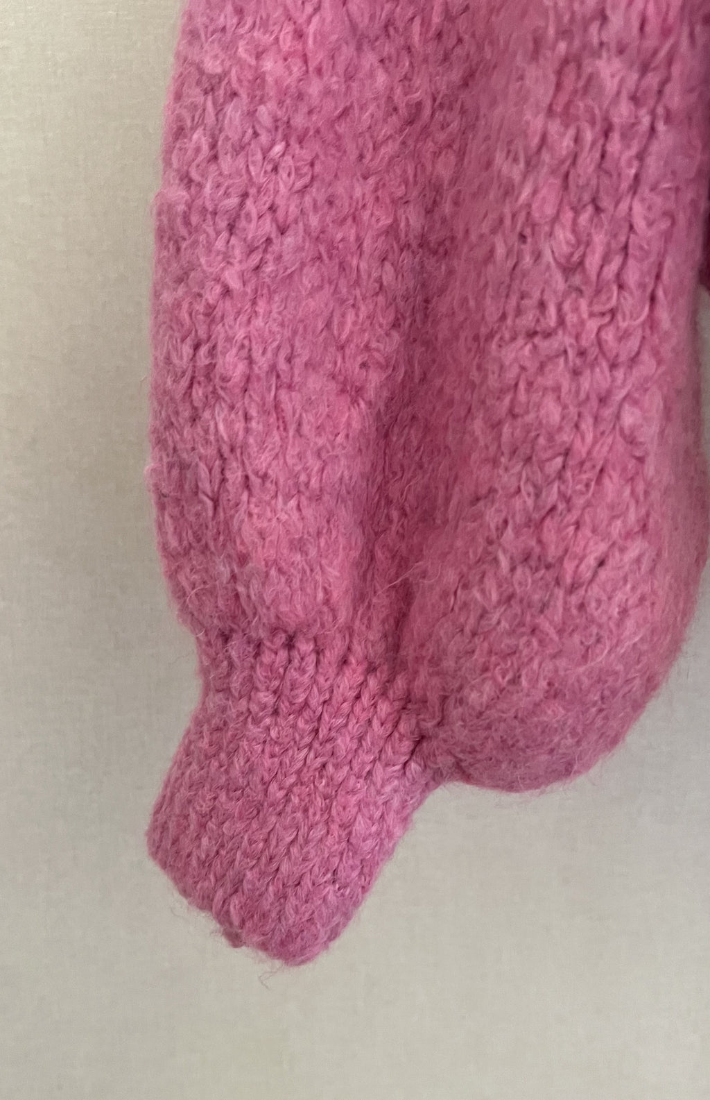 Gilet femme rose fuchsia coupe ample - détail manches bouffantes et finitions côtelées