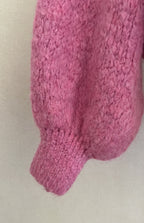 Gilet femme rose fuchsia coupe ample - détail manches bouffantes et finitions côtelées