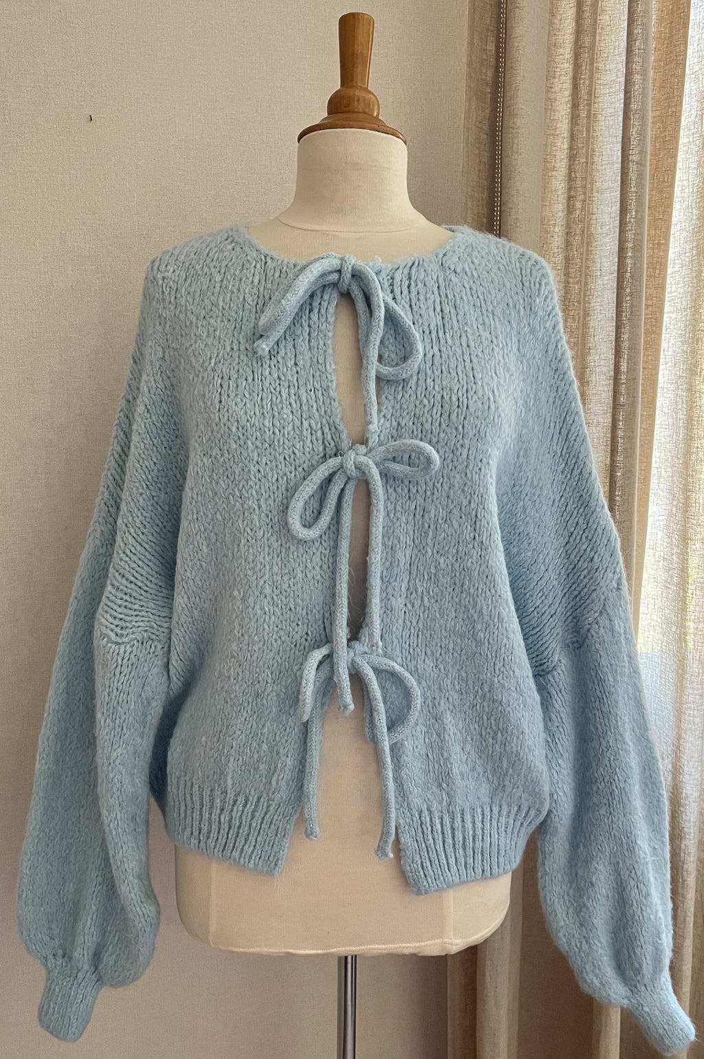 Gilet Roméo bleu ciel maille épaisse noué femme - vue de face - Coka Collection