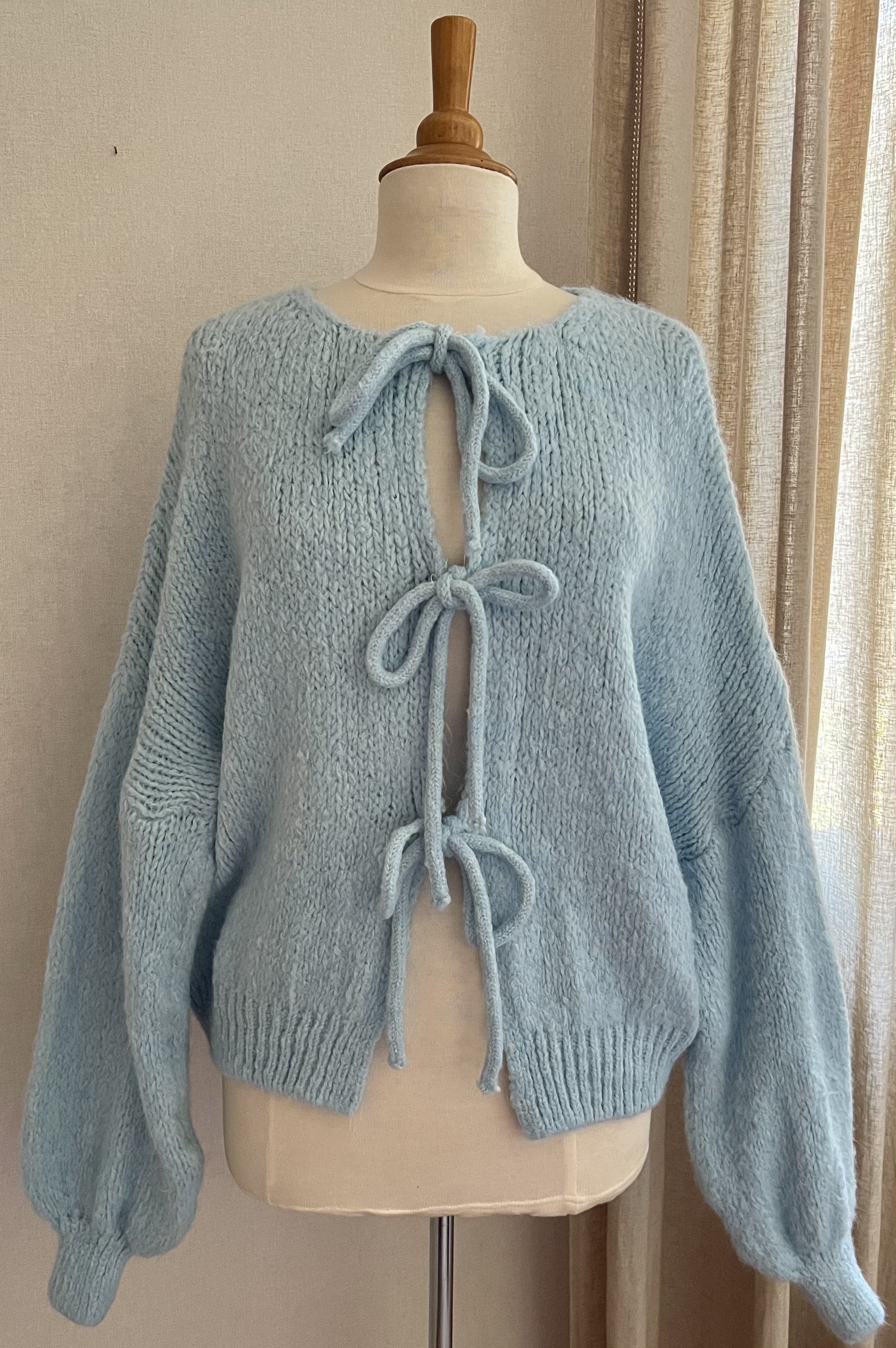 Gilet Roméo bleu ciel maille épaisse noué femme - vue de face - Coka Collection