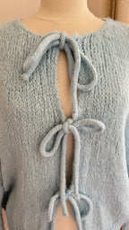 Gilet femme bleu ciel maille texturée - détail fermeture nouée et encolure arrondie