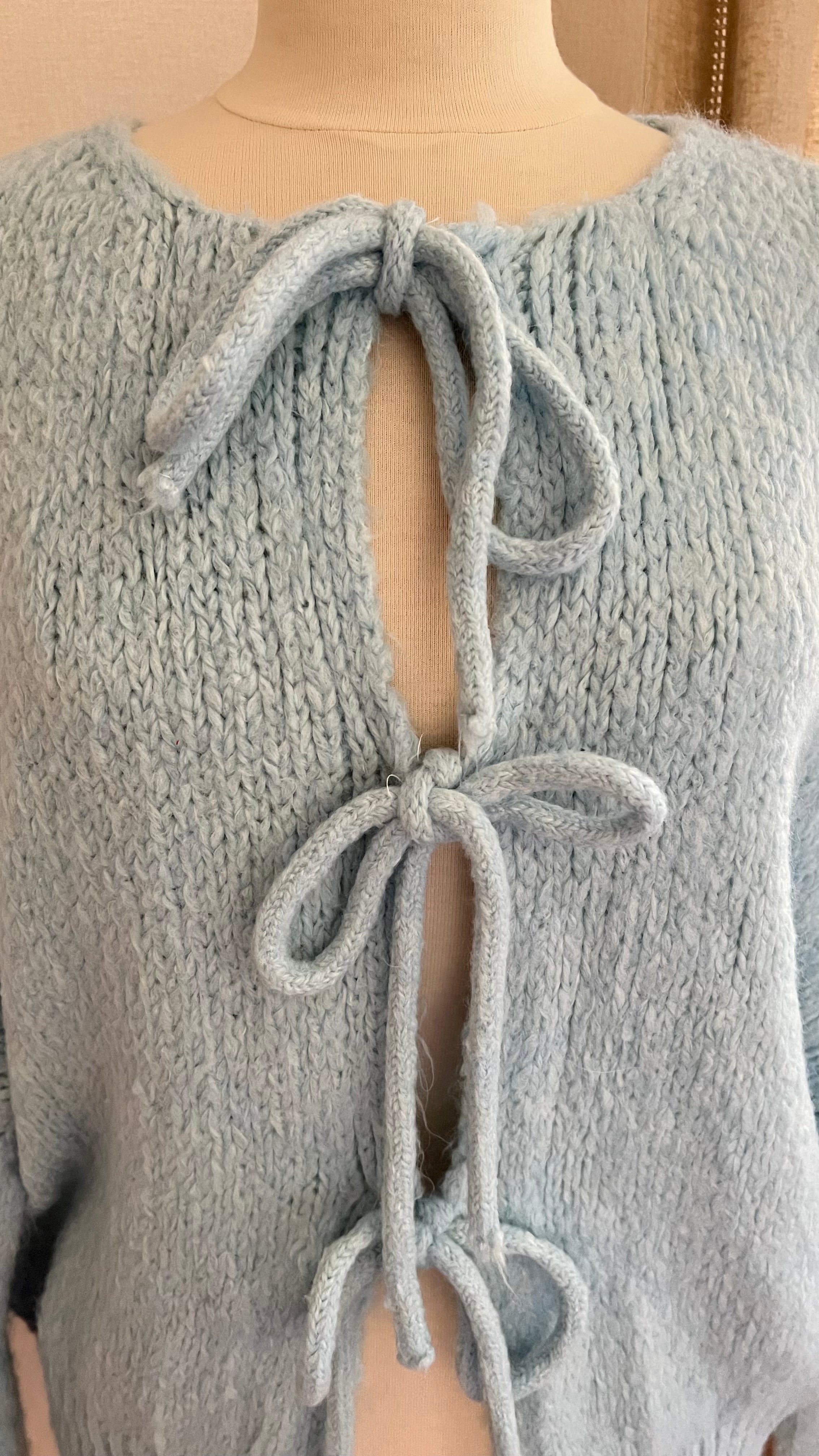 Gilet femme bleu ciel maille texturée - détail fermeture nouée et encolure arrondie
