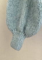 Gilet femme bleu ciel coupe ample - détail manches bouffantes et finitions côtelées