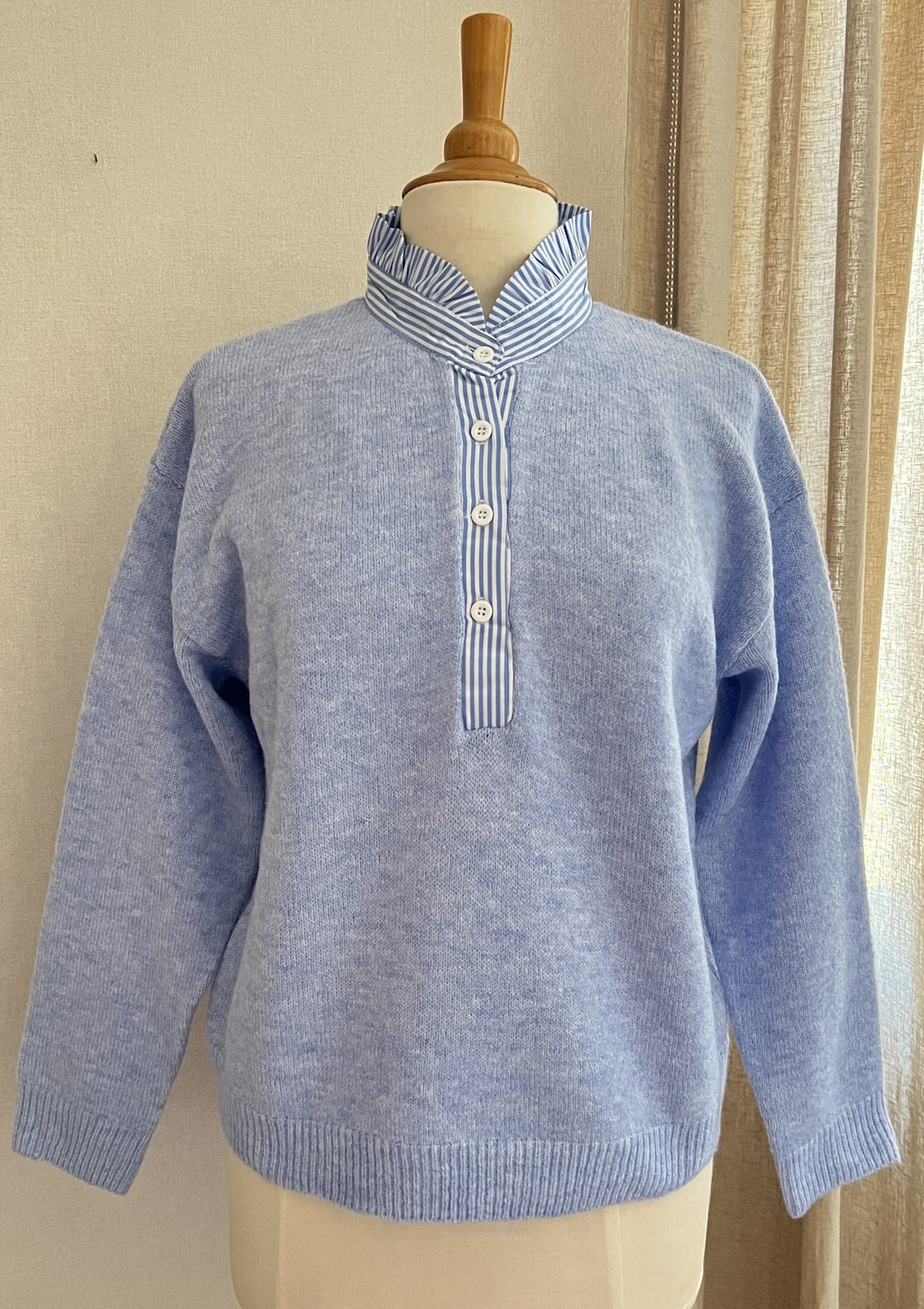 Pull Jeanne Kilky bleu ciel effet chemise femme - vue de face - Coka Collection
