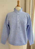 Pull Jeanne Kilky bleu ciel effet chemise femme - vue de face - Coka Collection