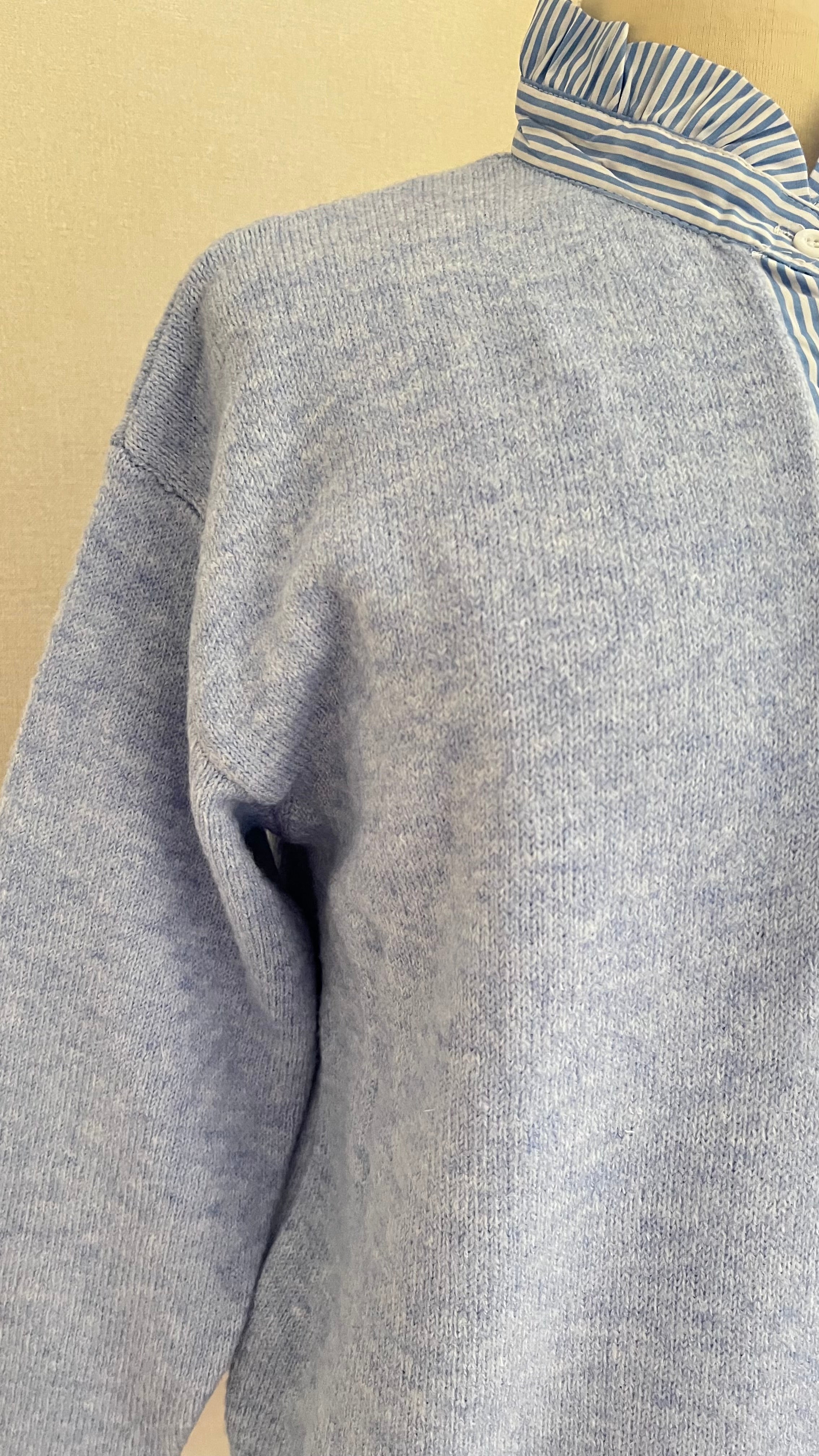 Pull maille douce bleu ciel effet superposition - style chic et décontracté
