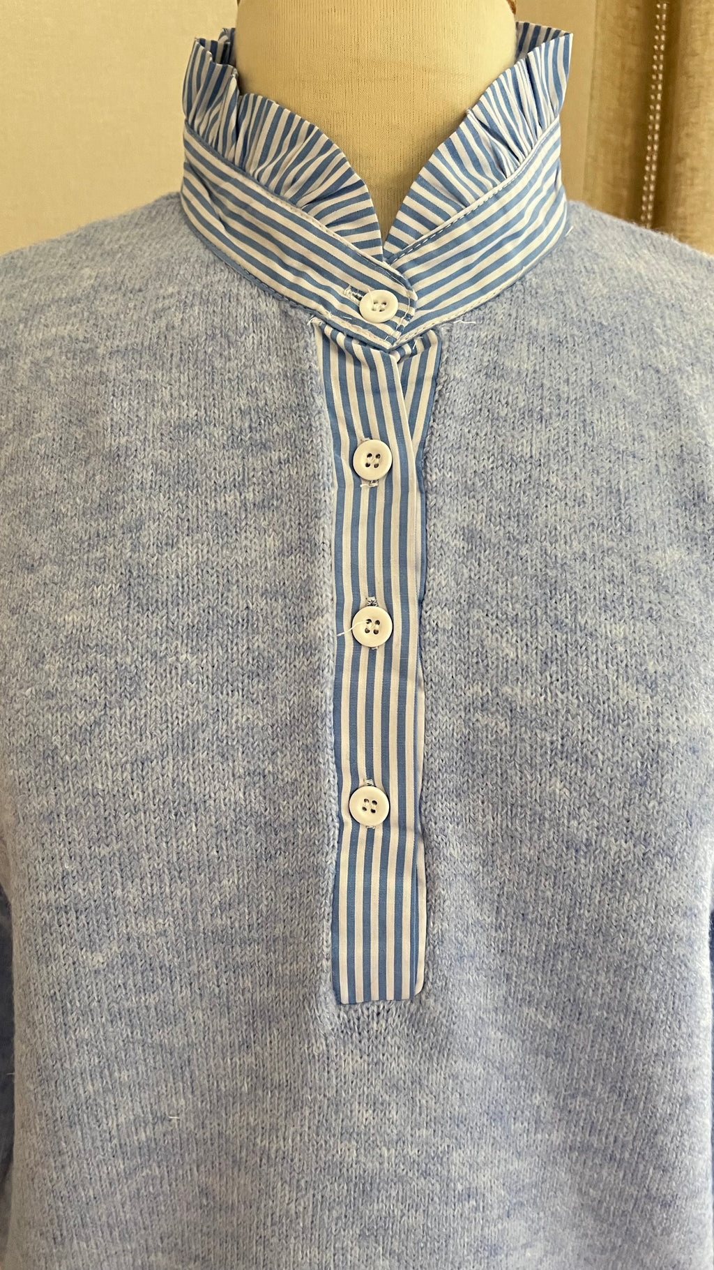 Pull bleu ciel effet chemise - détail col rayé bleu blanc et patte de boutonnage