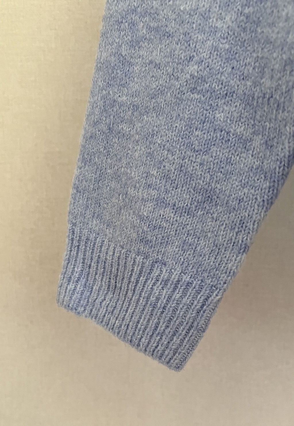 Pull femme bleu ciel coupe ample - détail manche