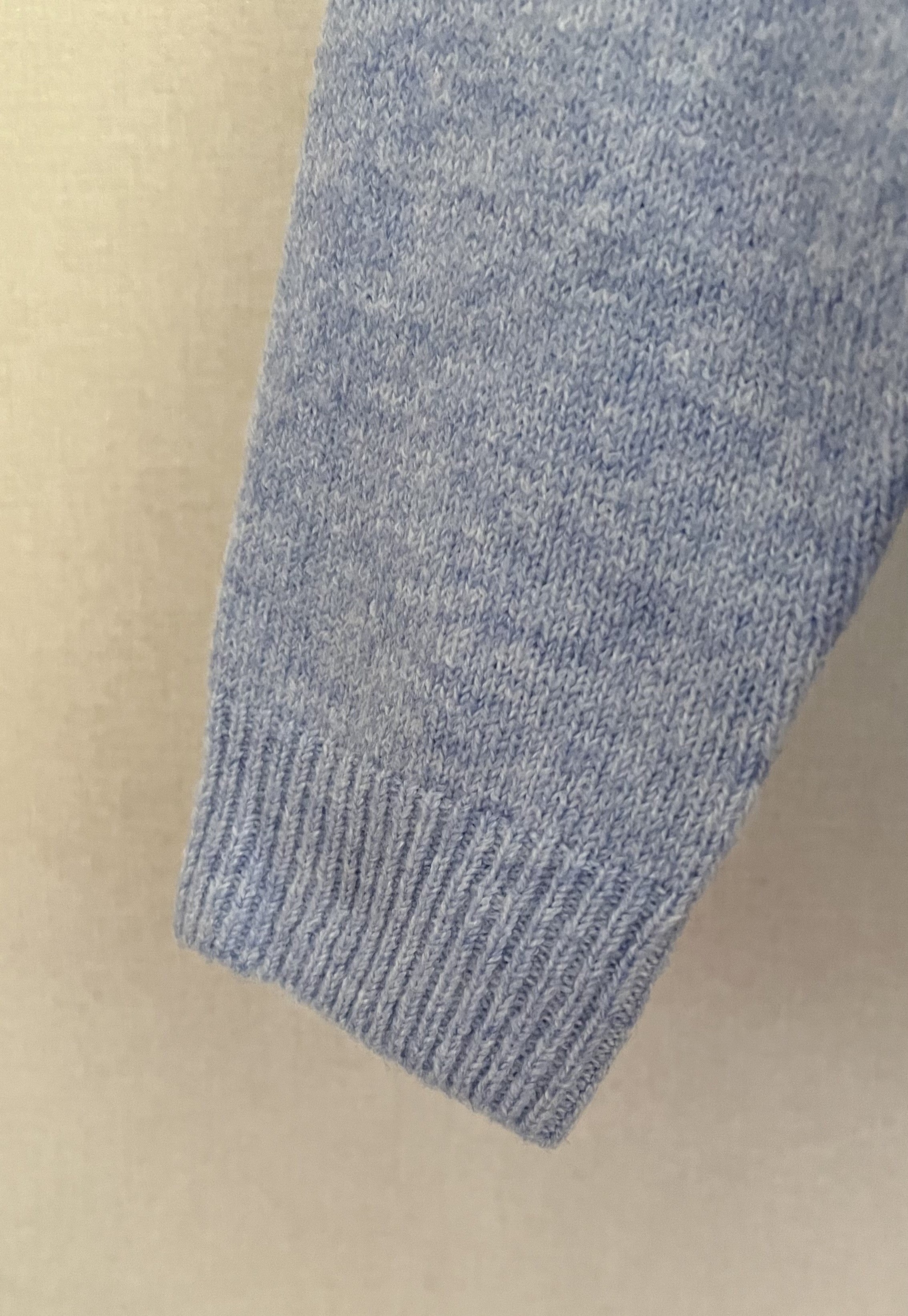Pull femme bleu ciel coupe ample - détail manche