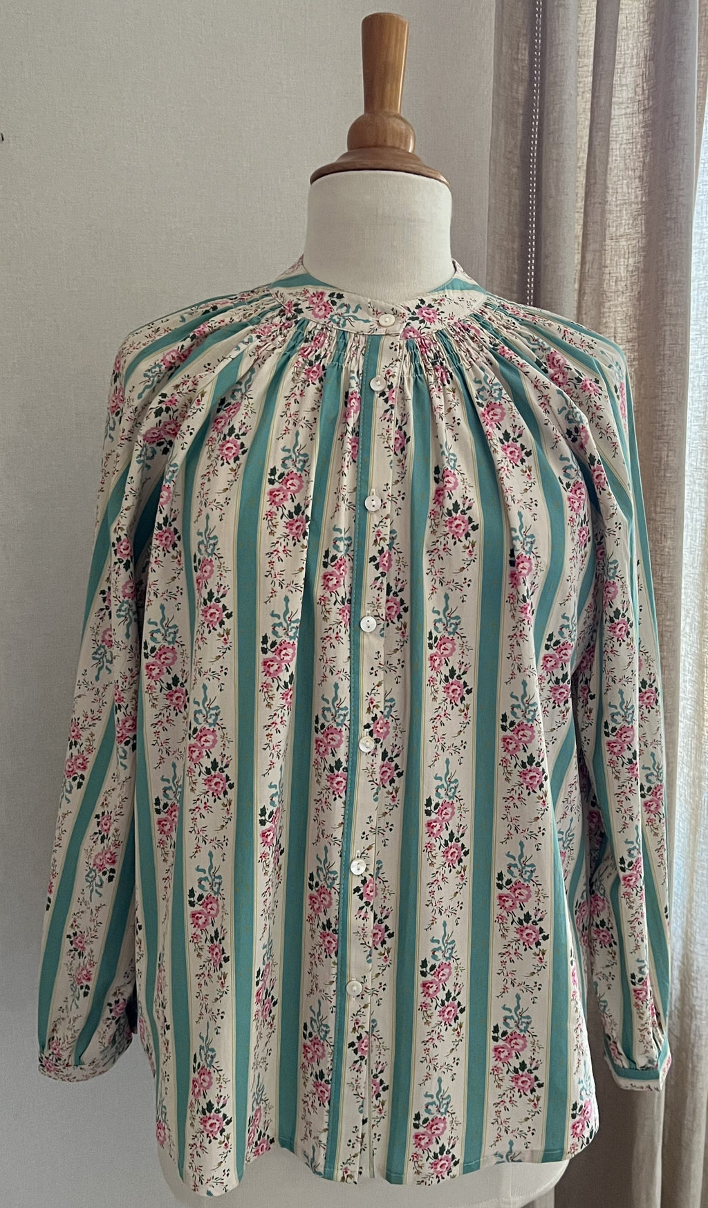 Blouse Claire rayée fleurie In April 1986 - vue de face