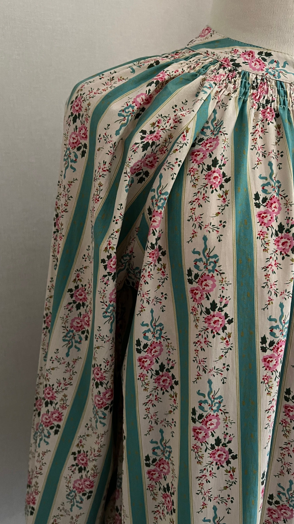 Blouse Claire rayée fleurie In April 1986 - style bohème chic