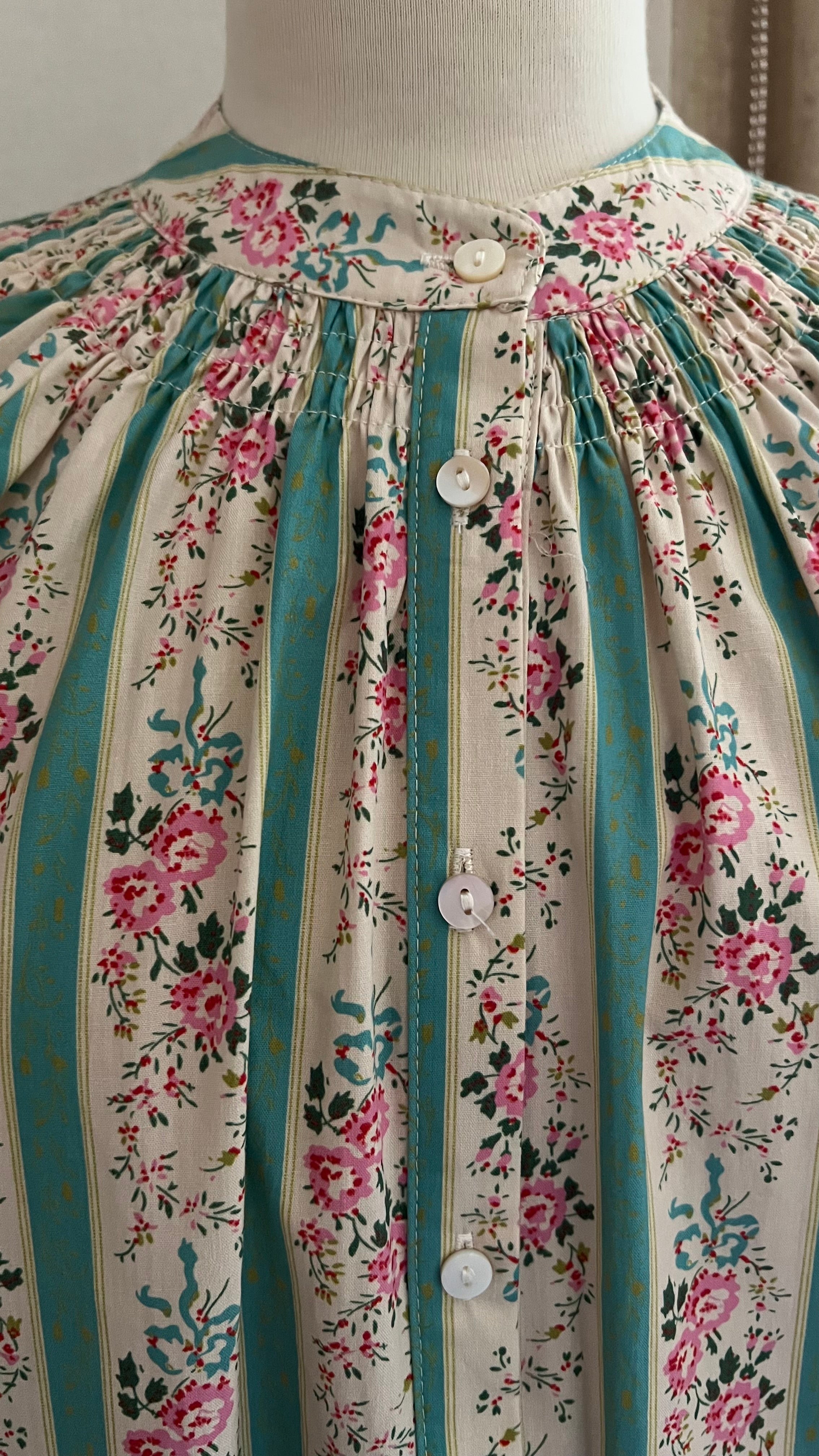 Blouse Claire col froncé rayée fleurie In April 1986 - détail col