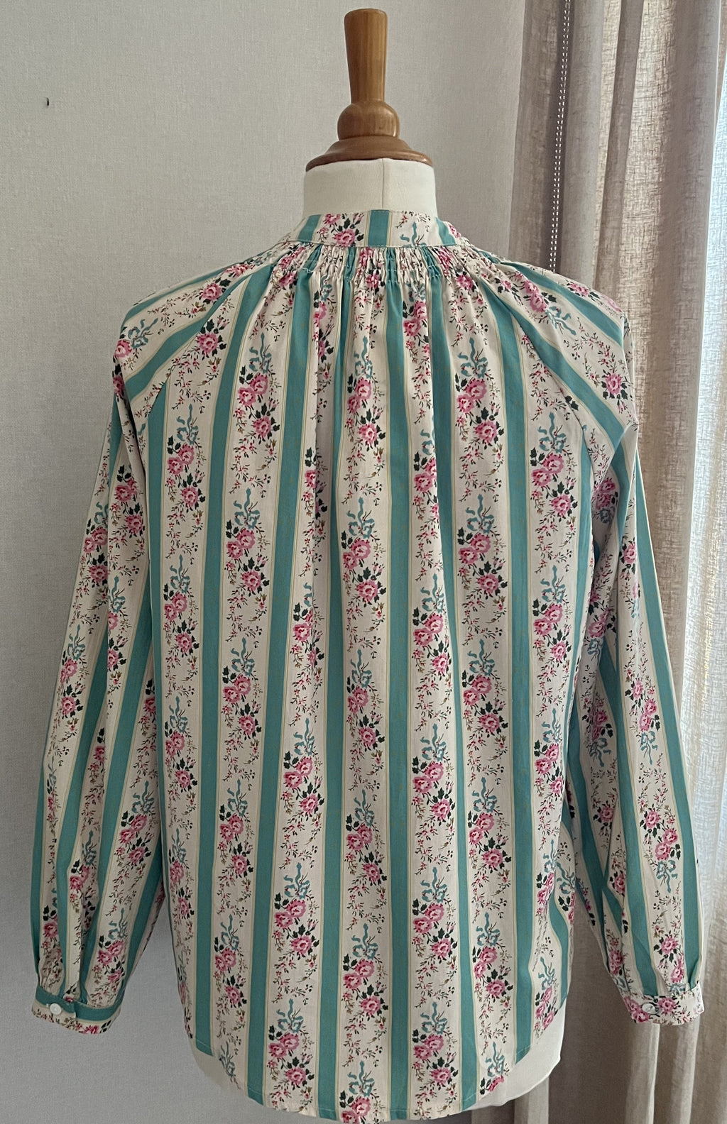 Blouse Claire In April 1986 rayée fleurie - vue de dos