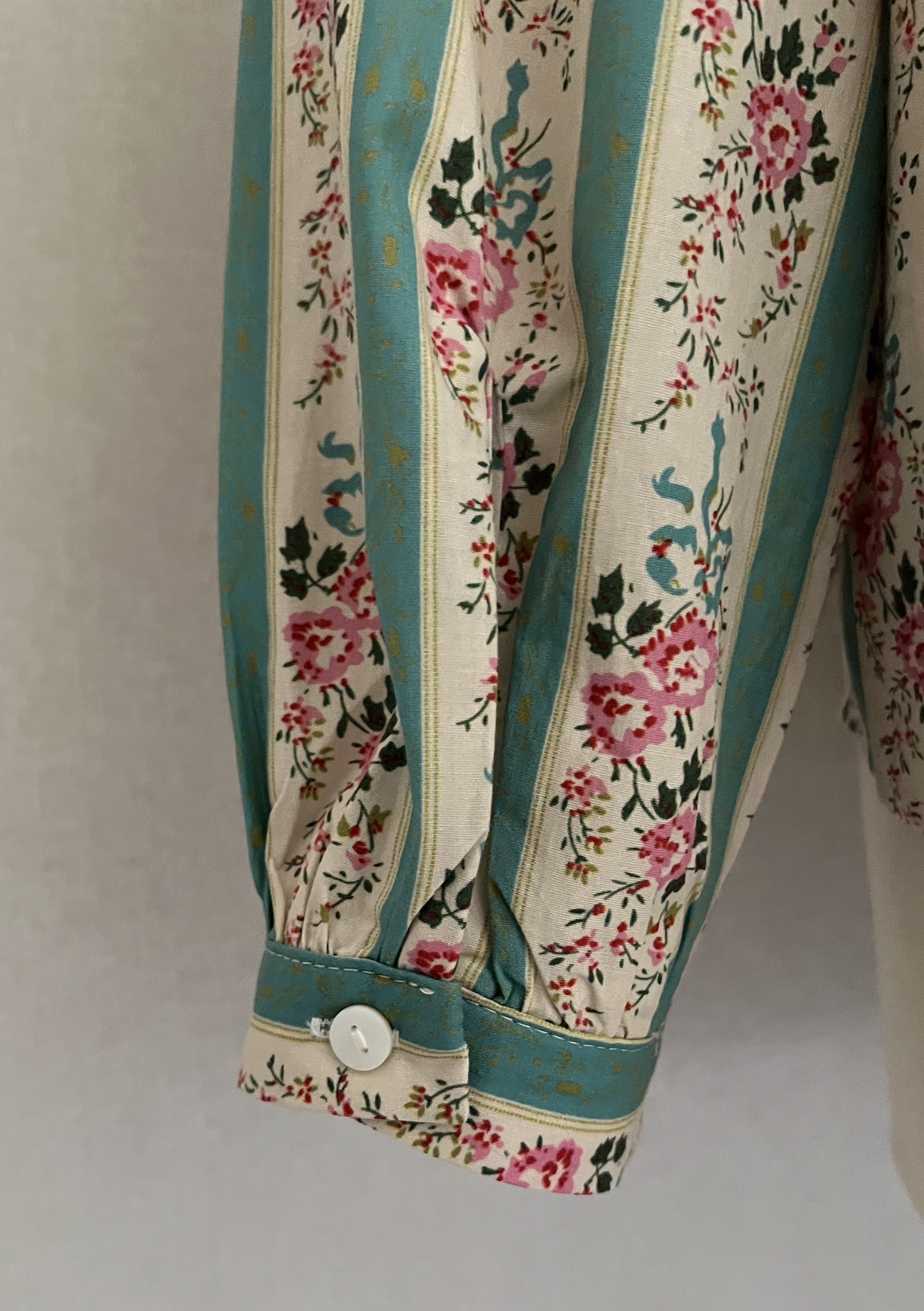 Blouse Claire In April 1986 - détail manches rayées fleuries