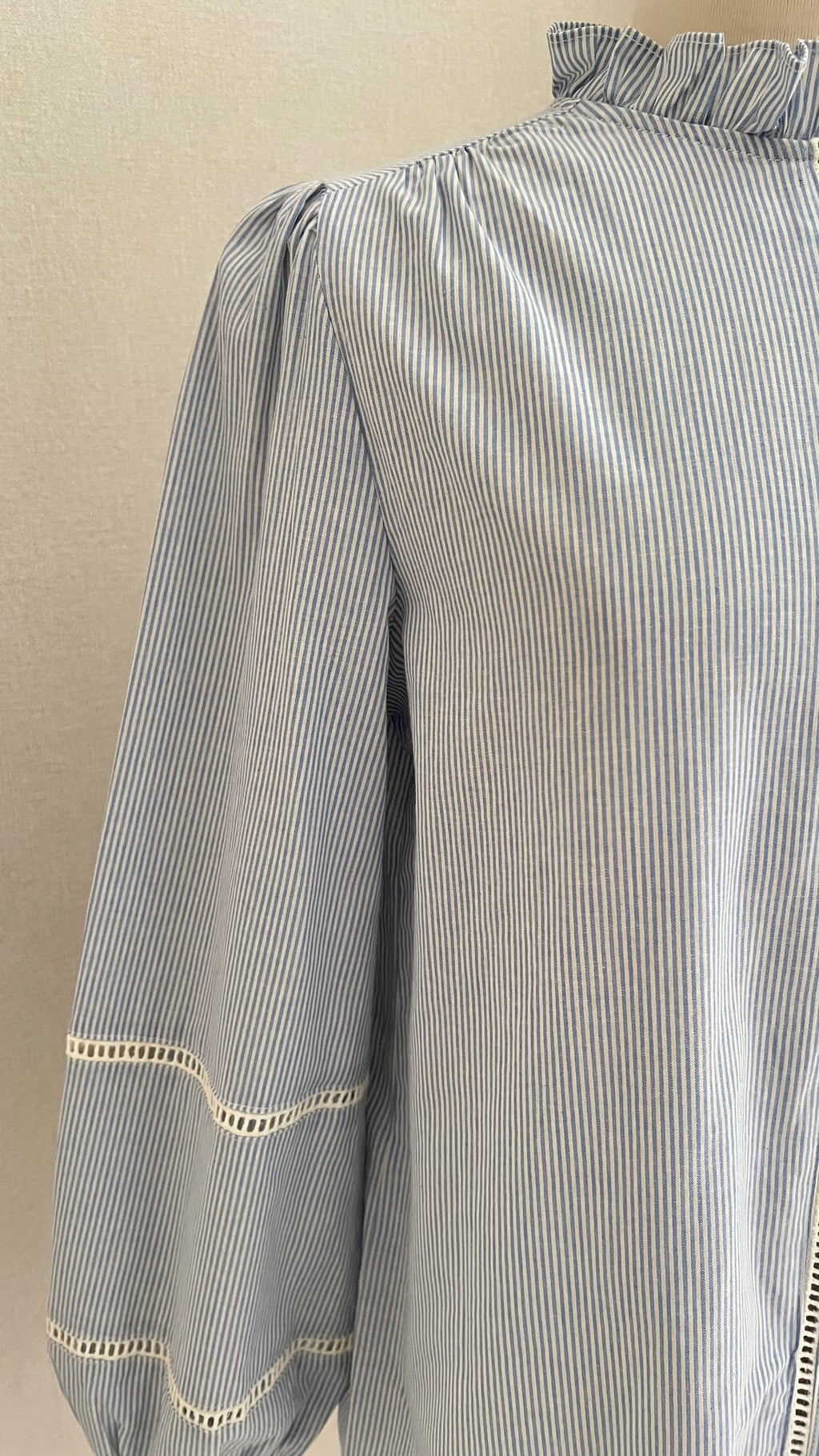 Détail dentelle et rayures blouse Clara In April 1986