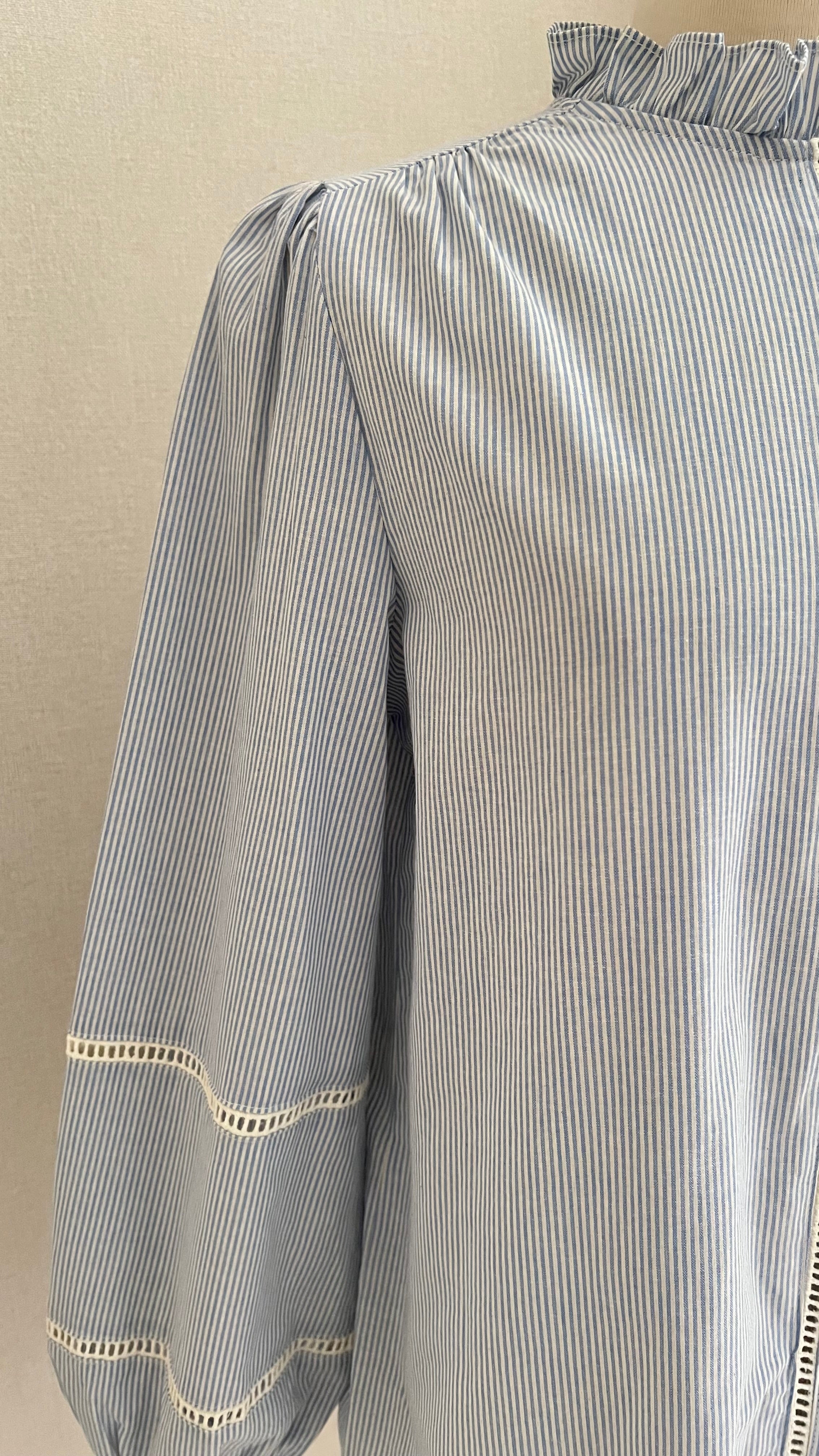 Détail dentelle et rayures blouse Clara In April 1986