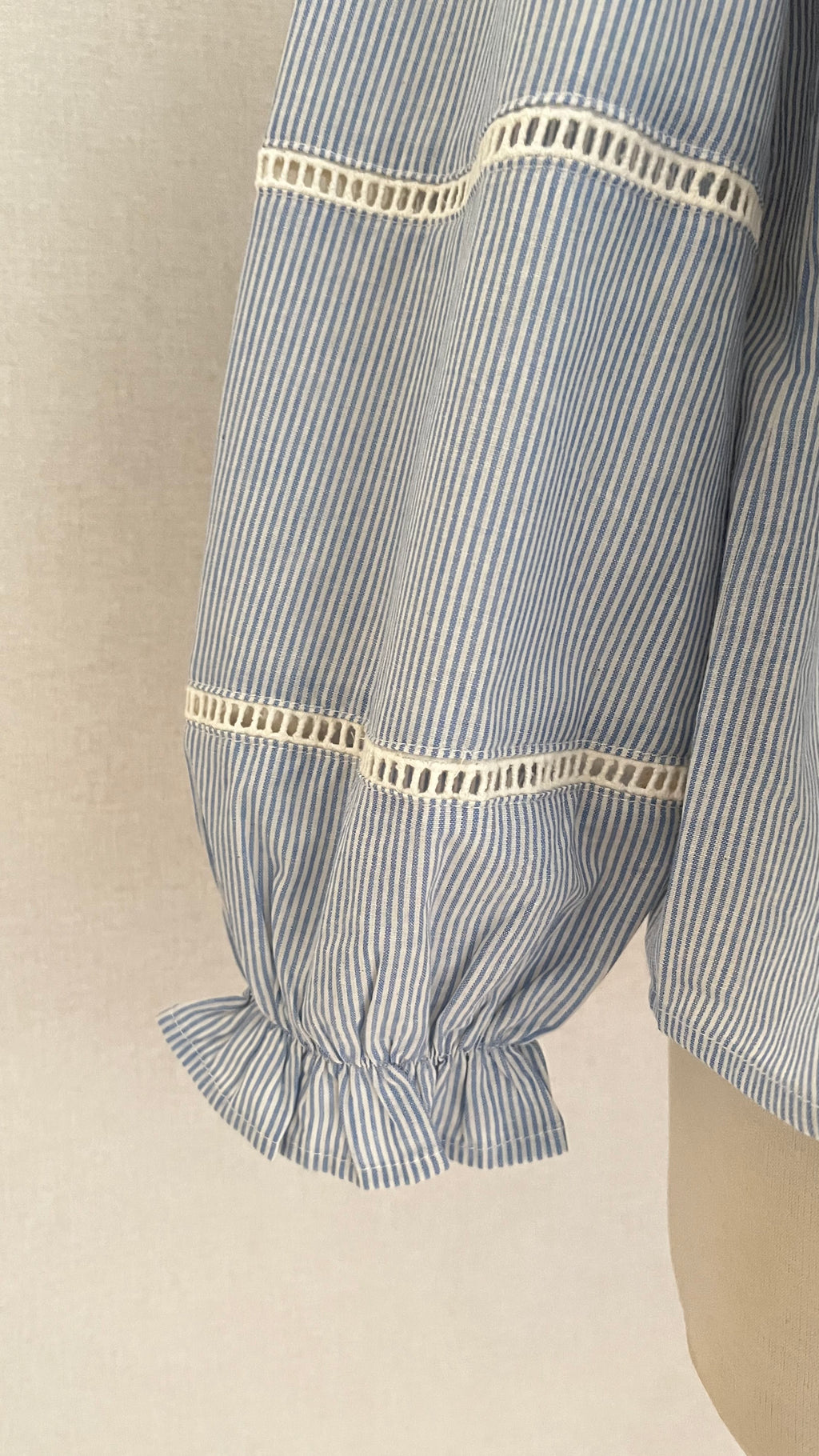 Détail manches blouse Clara rayée In April 1986