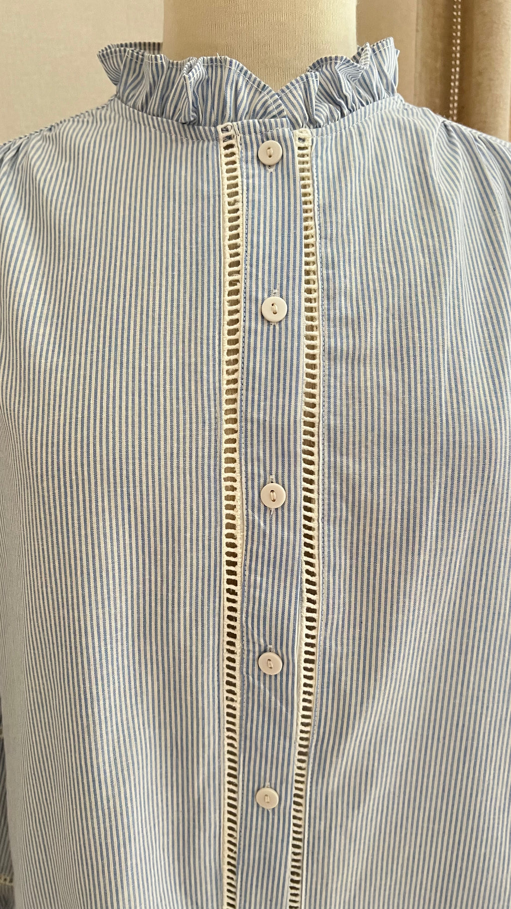 Détail dentelle et rayures blouse Clara In April 1986