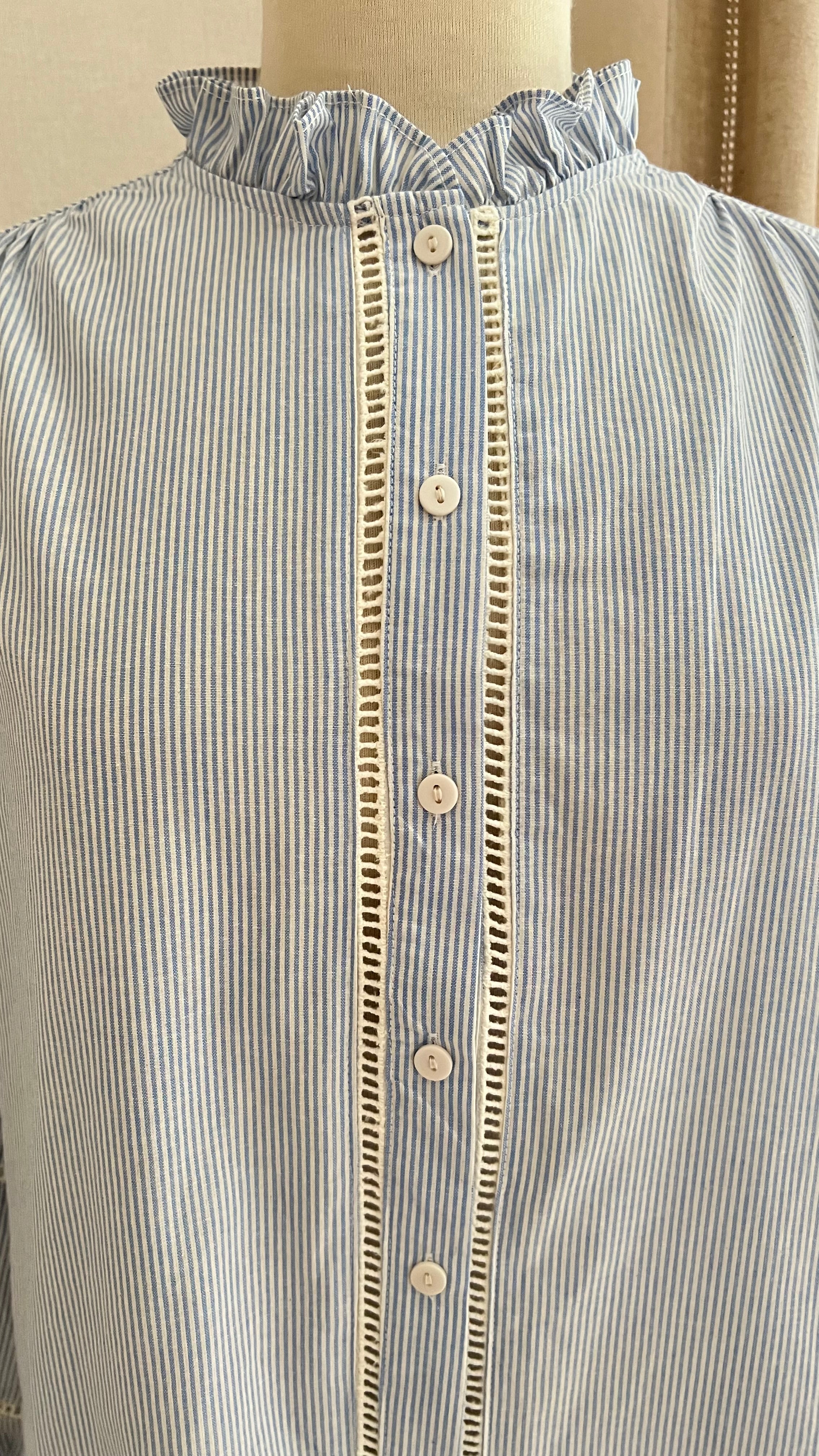 Détail dentelle et rayures blouse Clara In April 1986