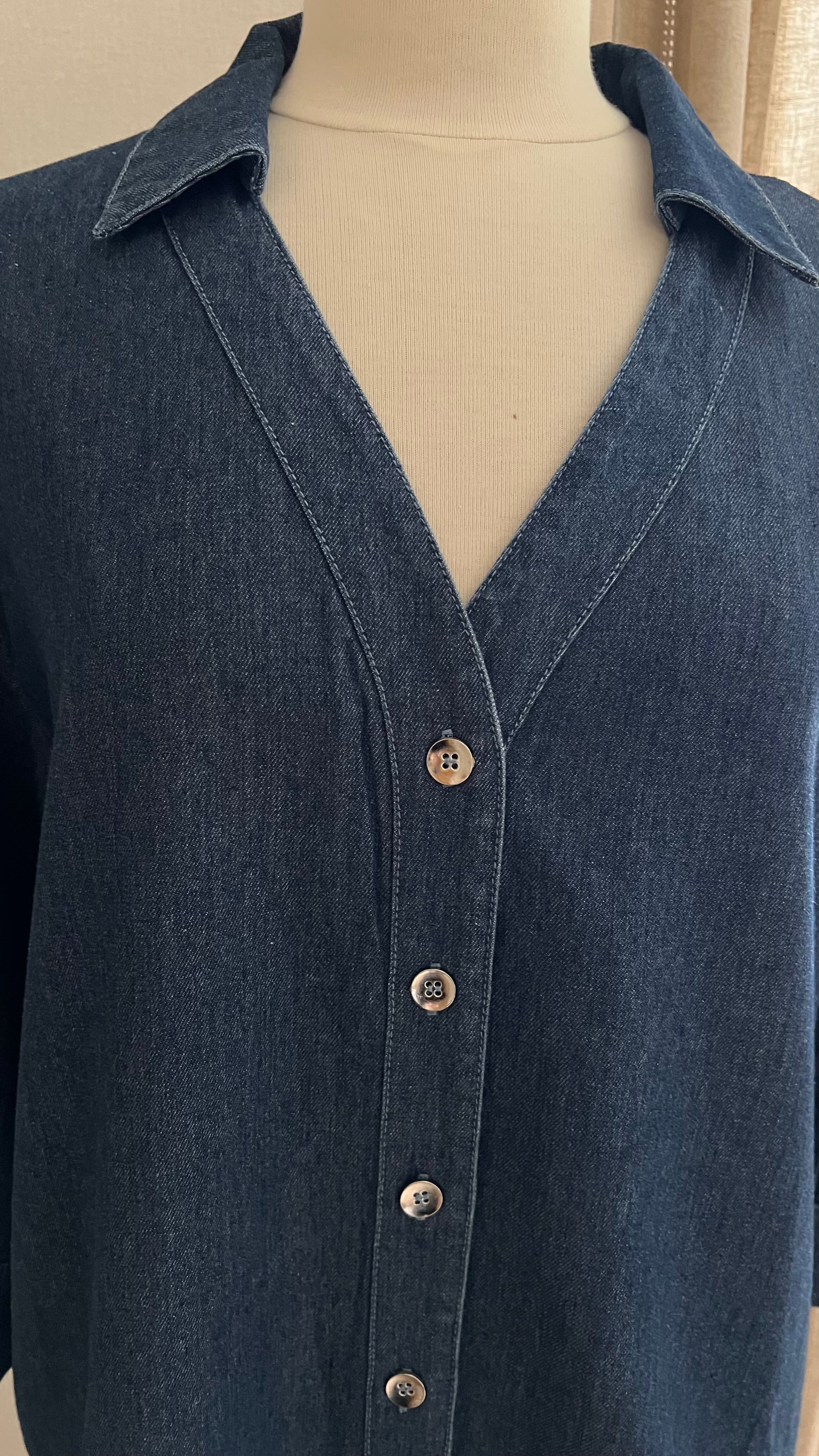 Détail col et boutonnage blouse Zoé denim