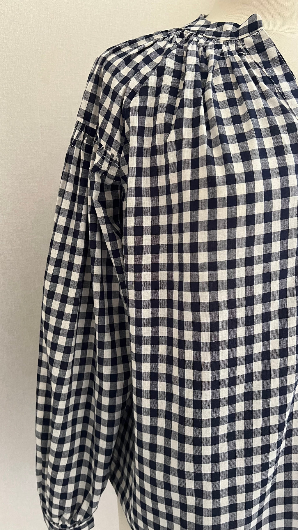 Blouse femme à carreaux vichy marine et blanc Season – détail tissu | Coka Collection