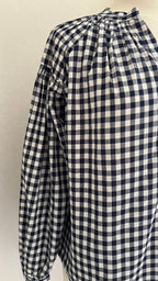 Blouse femme à carreaux vichy marine et blanc Season – détail tissu | Coka Collection