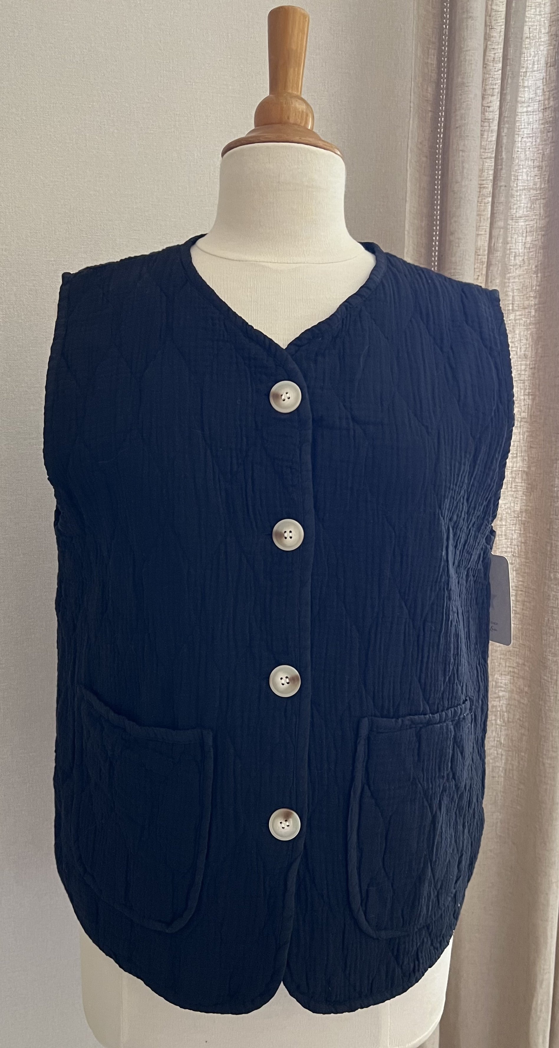 Gilet Gabin gaze de coton noir sans manches boutonné - Coka Collection