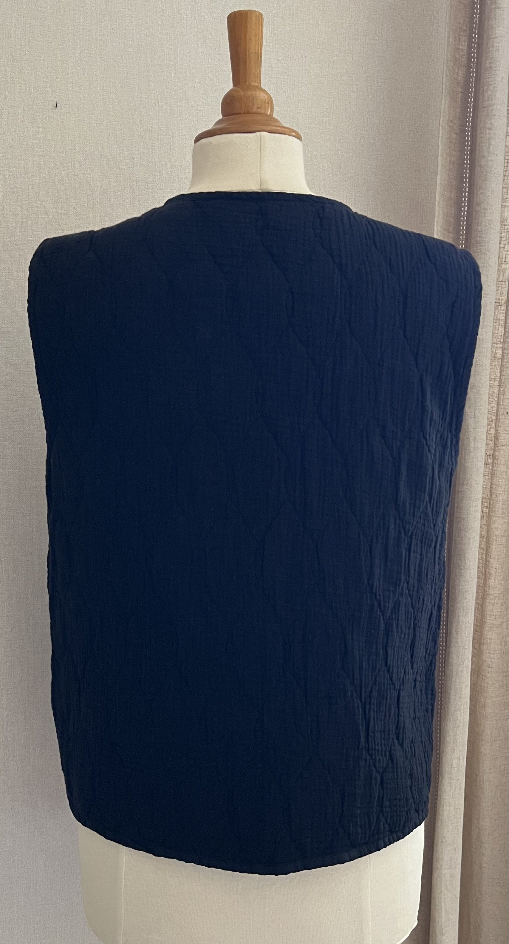 Gilet femme gaze de coton matelassée noir vue de dos - Coka Collection