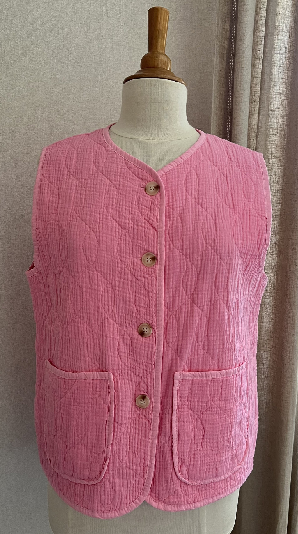 Gilet Gabin gaze de coton rose sans manches boutonné - Coka Collection