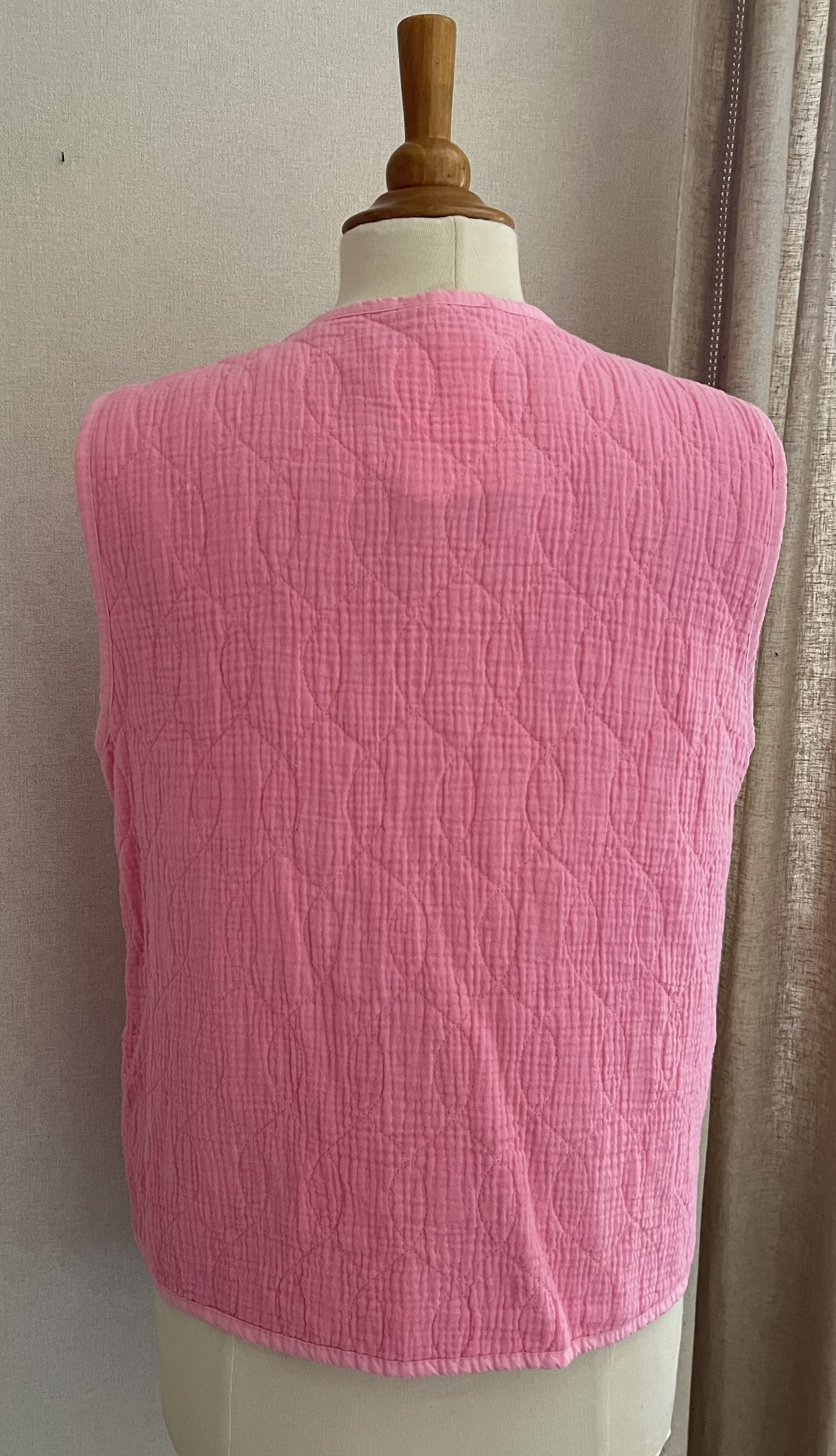 Gilet femme gaze de coton matelassée rose vue de dos - Coka Collection