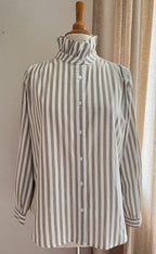 Chemise Diane In April 1986 – détail tissu 100% coton, fines rayures blanc et kaki-beige | Coka Collection