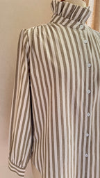 Chemise Diane rayée blanc et kaki In April 1986 – 3/4 face, coupe élégante | Coka Collection