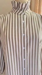 Chemise Diane In April 1986 – détail rapproché du col montant volanté style victorien et boutonnière | Coka Collection