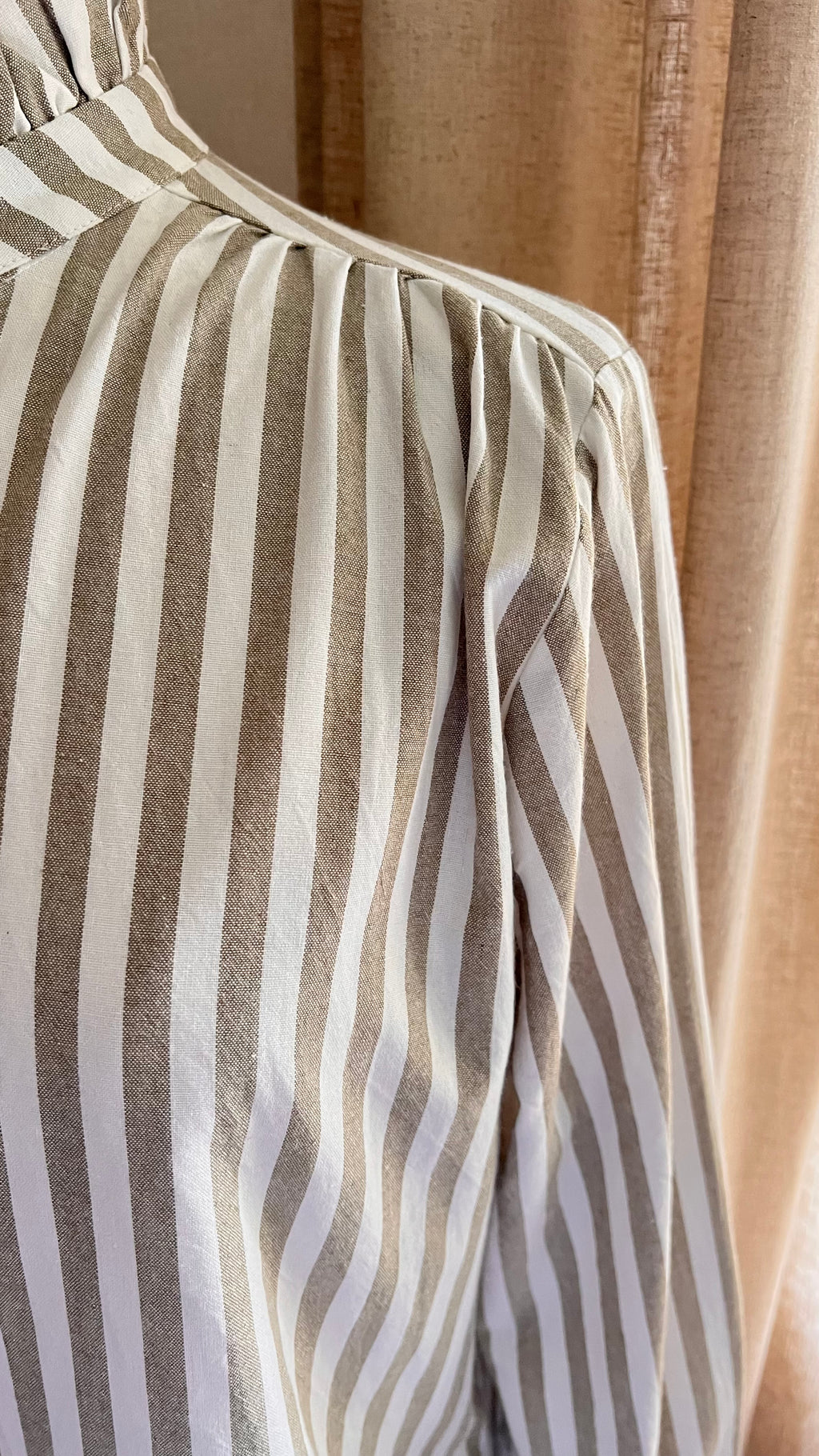 Chemise Diane In April 1986 – détail rapproché épaules | Coka Collection