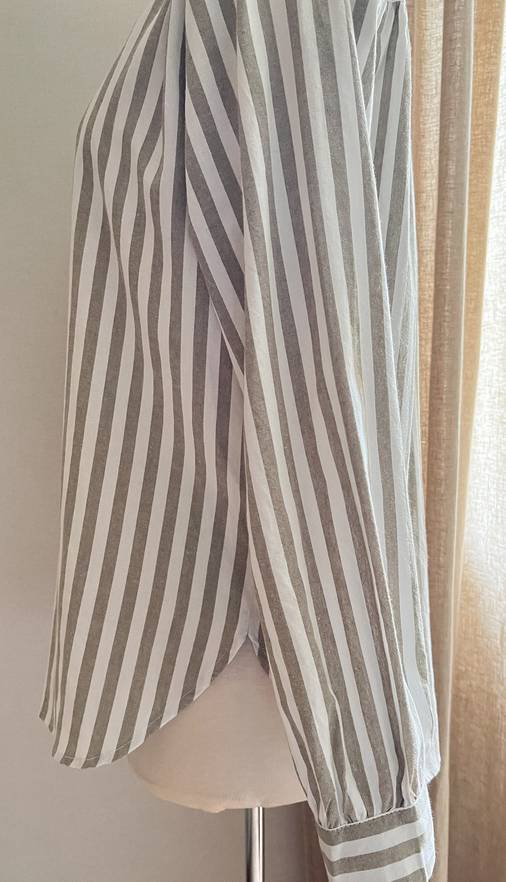Chemise Diane In April 1986 – détail profil base arrondie | Coka Collection