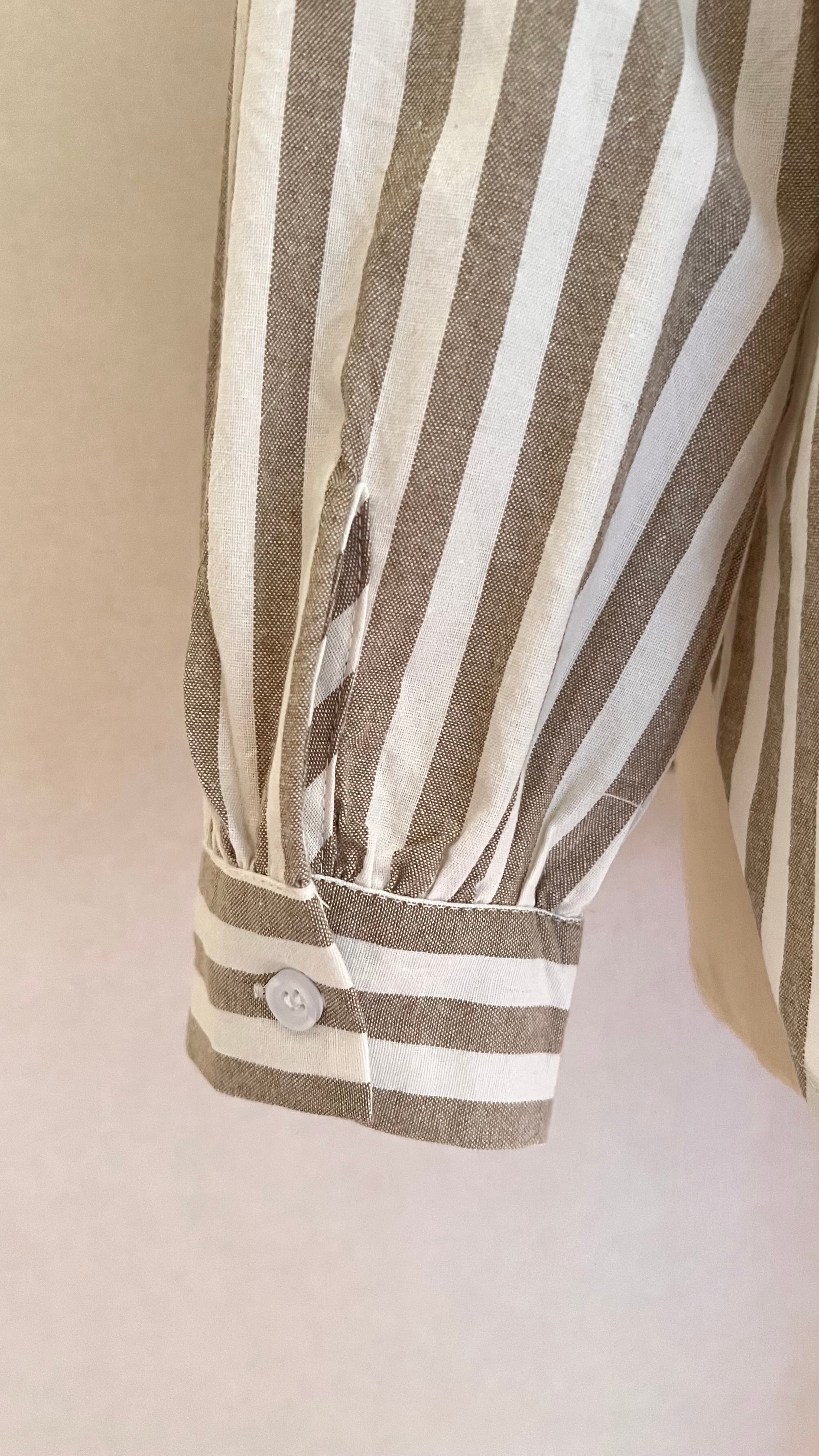 Chemise Diane rayée kaki In April 1986 – détail poignet boutonné et manche longue | Coka Collection