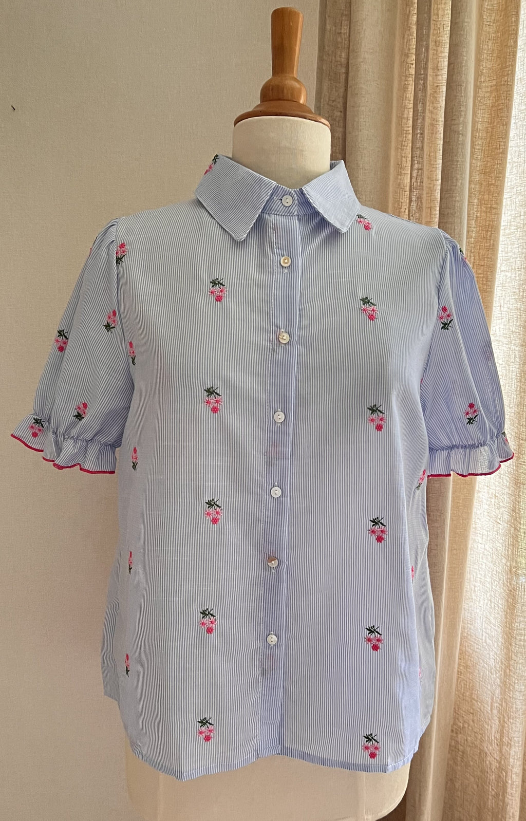 Chemise Justine rayée In April 1986 – vue de face, col classique et fermeture boutonnée | Coka Collection
