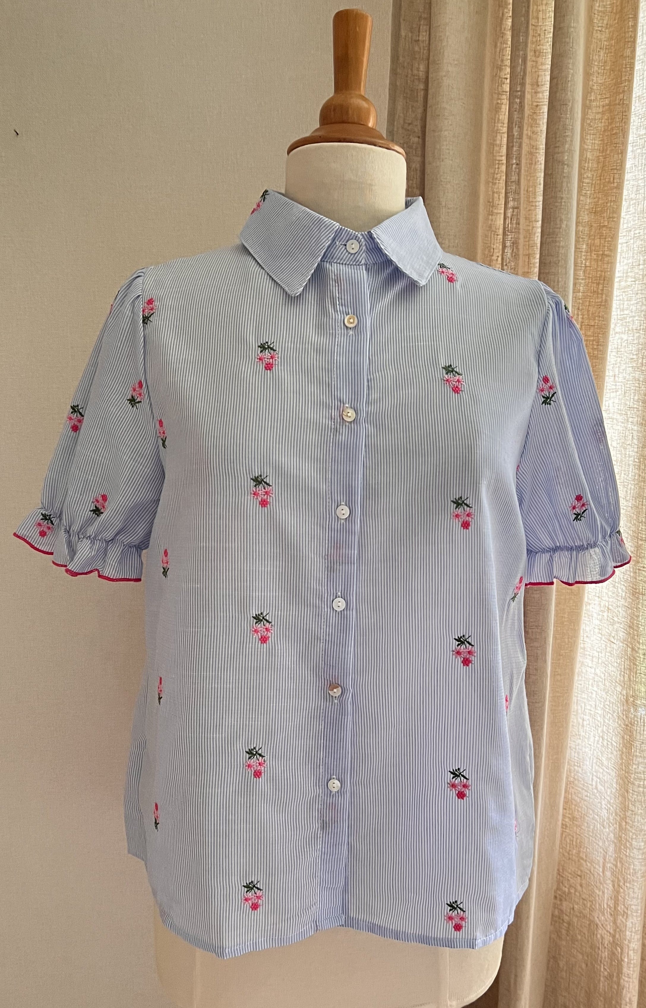 Chemise Justine rayée In April 1986 – vue de face, col classique et fermeture boutonnée | Coka Collection