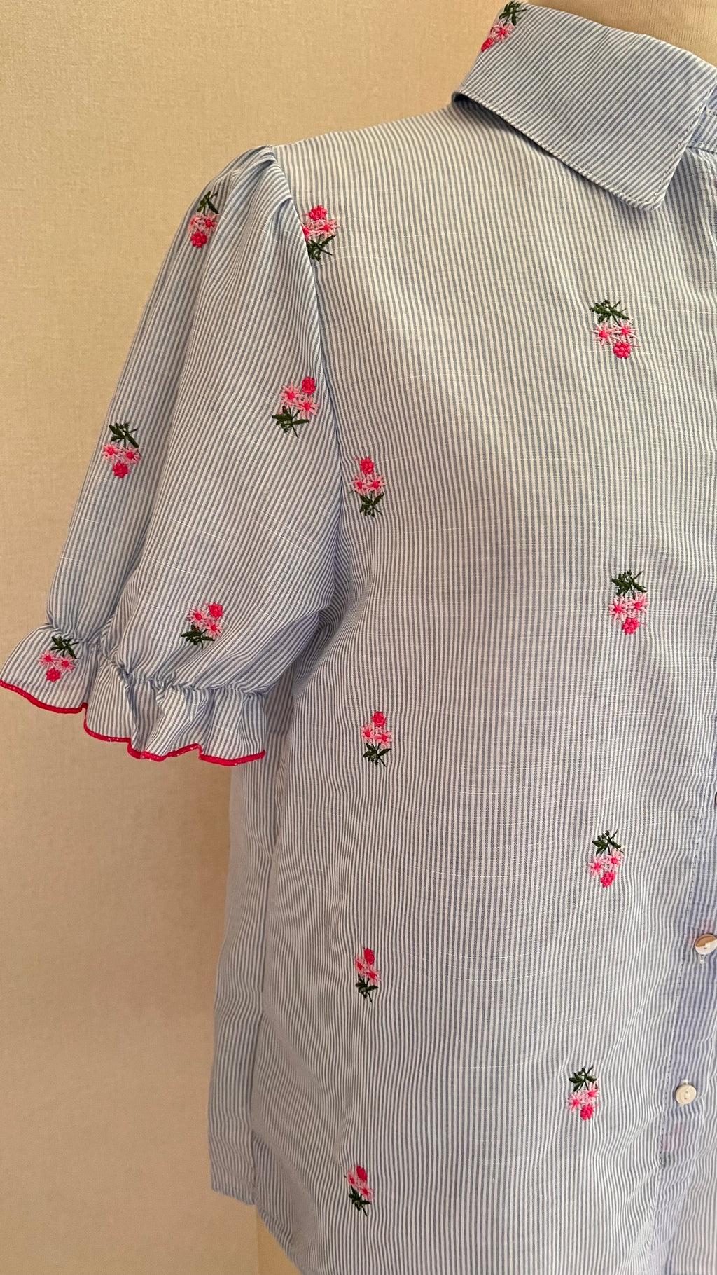 Chemise Justine – 3/4 face, manches courtes bouffantes et finitions volantées | Coka Collection