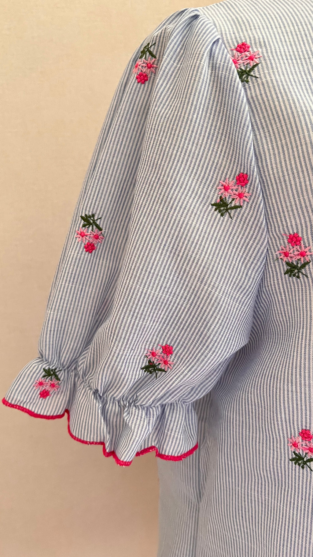 Chemise Justine – détail manche courte bouffante et volant de finition | Coka Collection