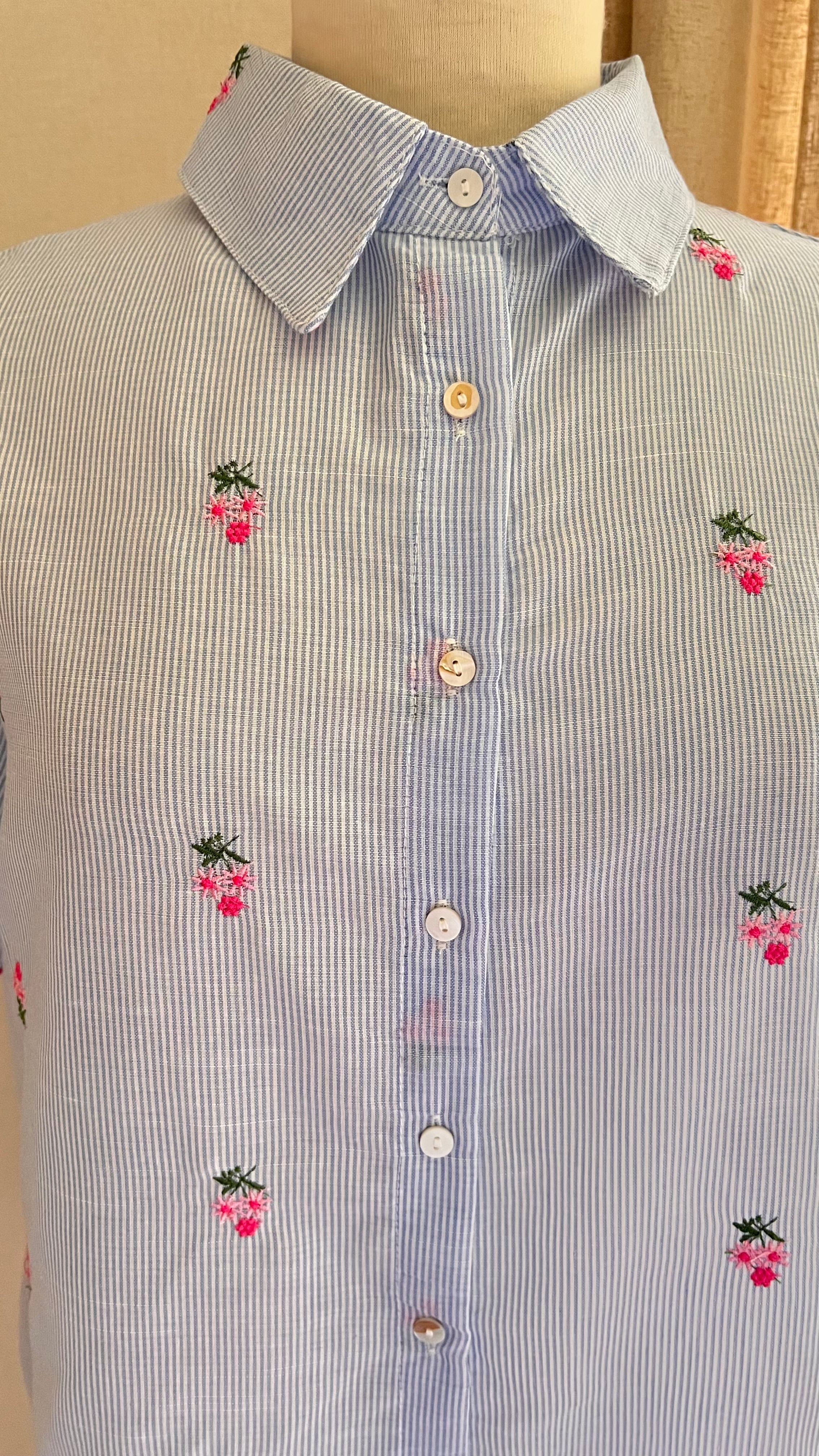 Chemise Justine In April 1986 – détail col classique et premiers boutons | Coka Collection